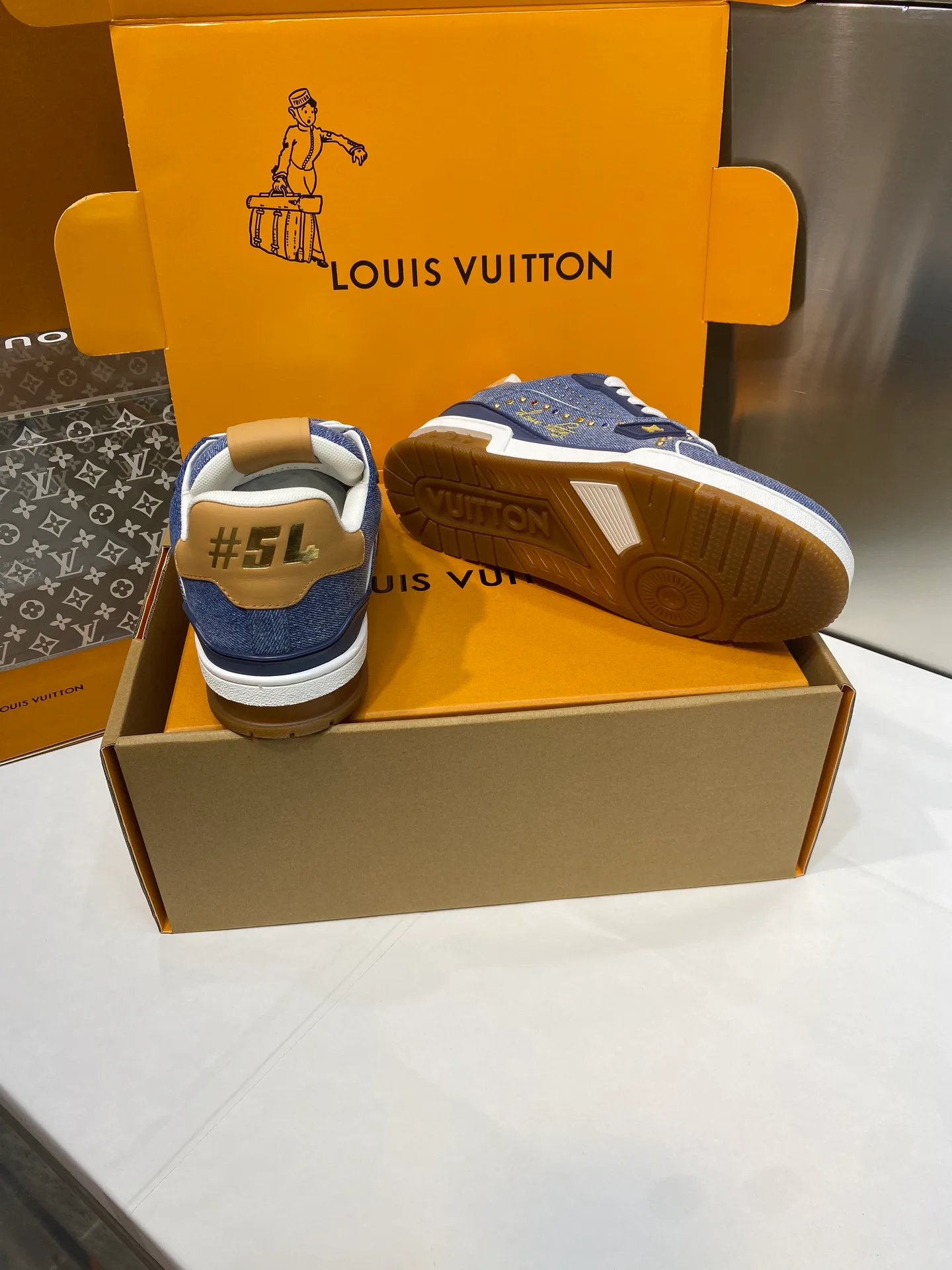 Women's Sneakers LOUIS VUITTON 17969006