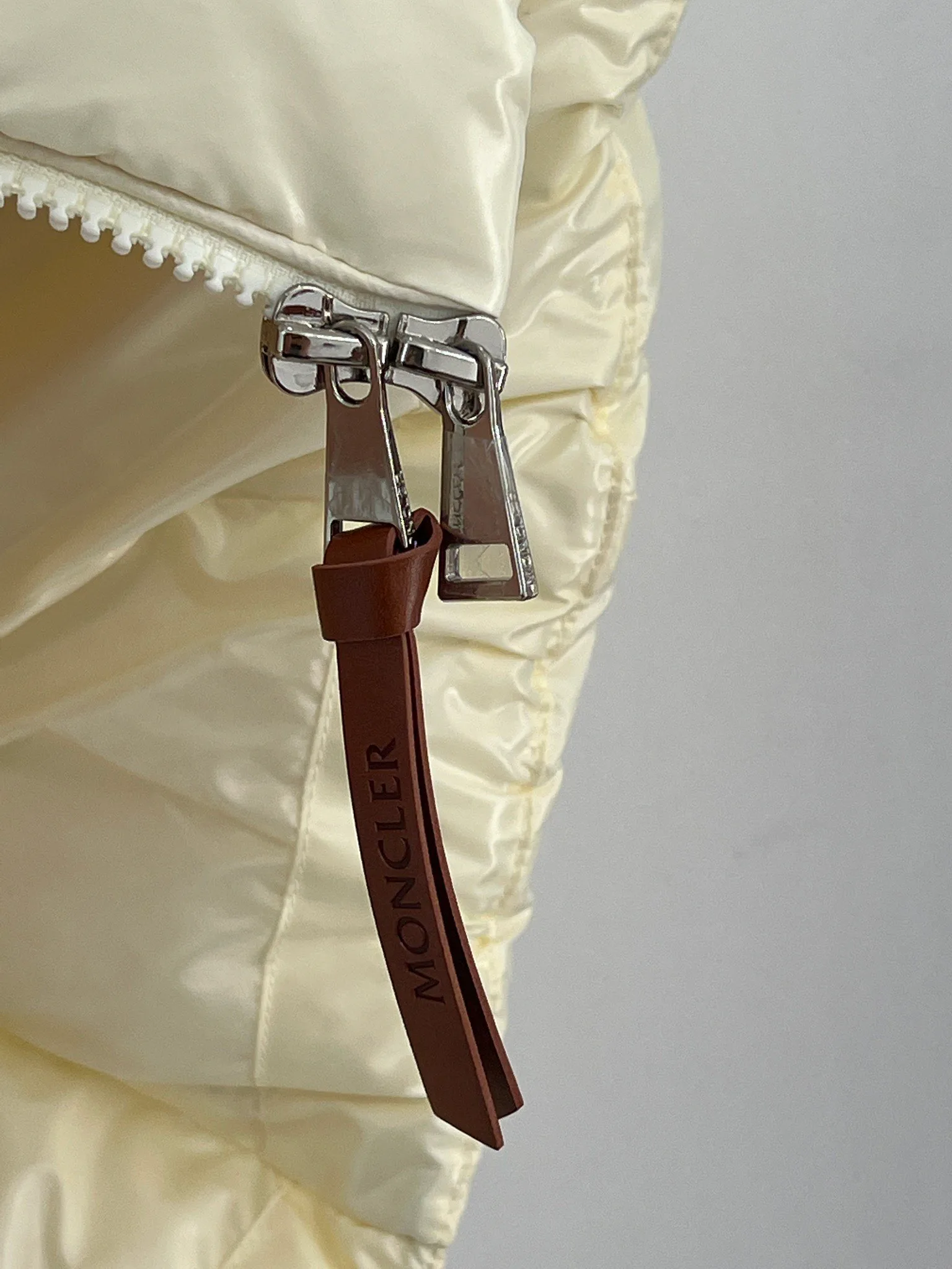 Women's Jackets And Down Jackets MONCLER 18415621