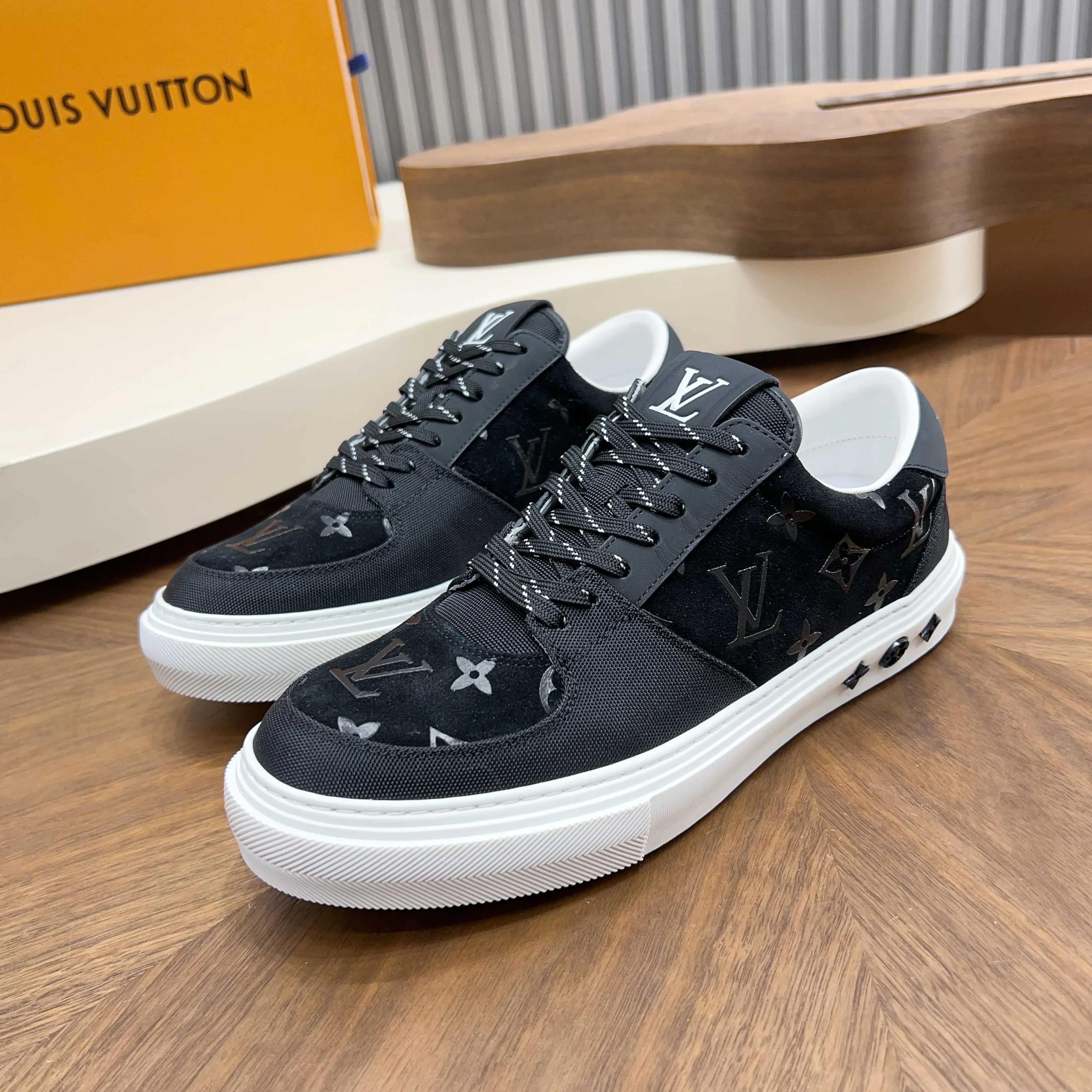 Men's Sneakers LOUIS VUITTON 18117093