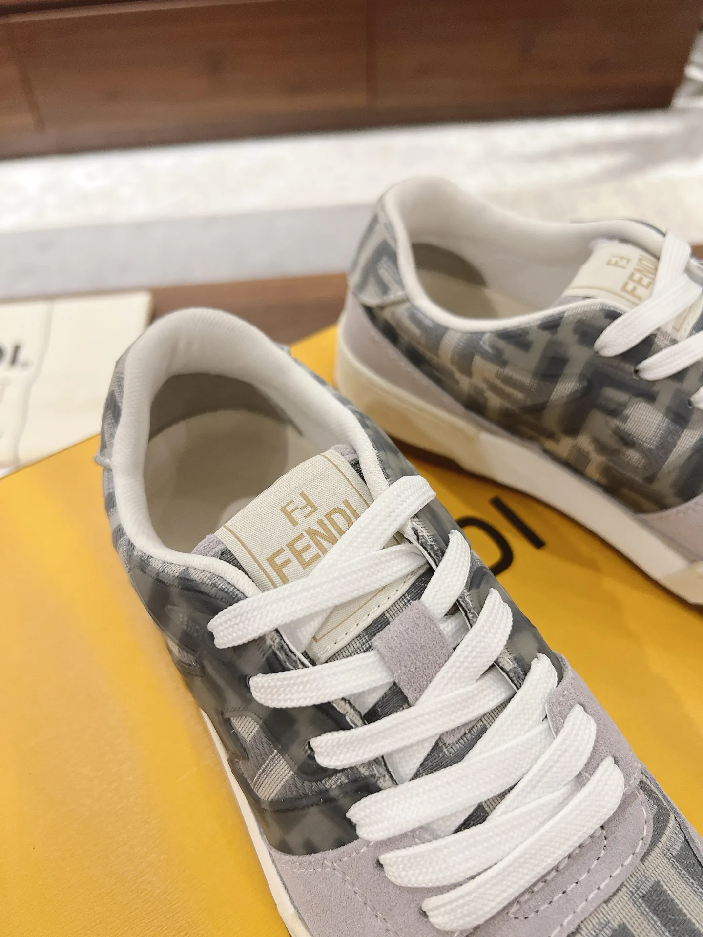 Women's Sneakers FENDI 18219606