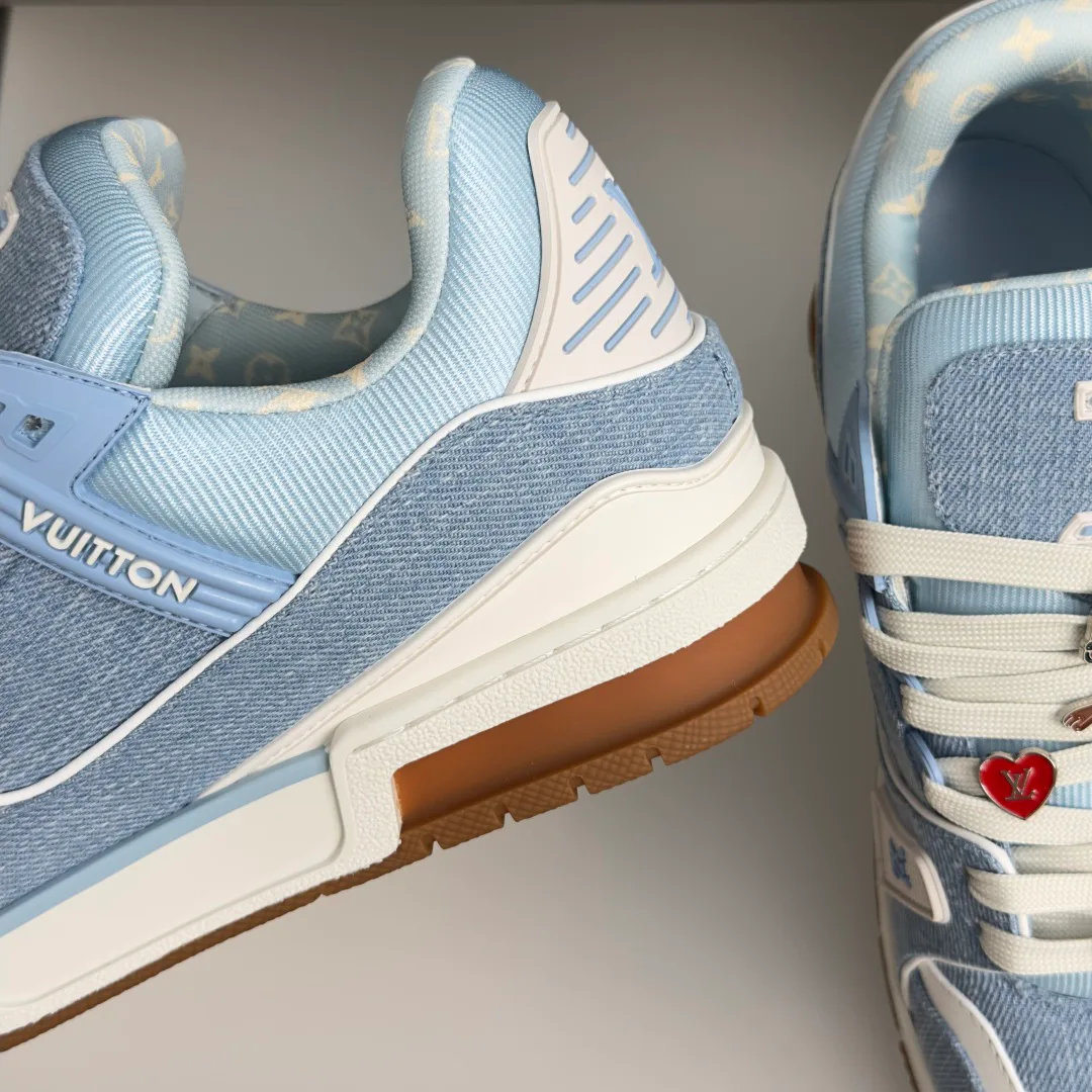 Women's Sneakers LOUIS VUITTON 17950309