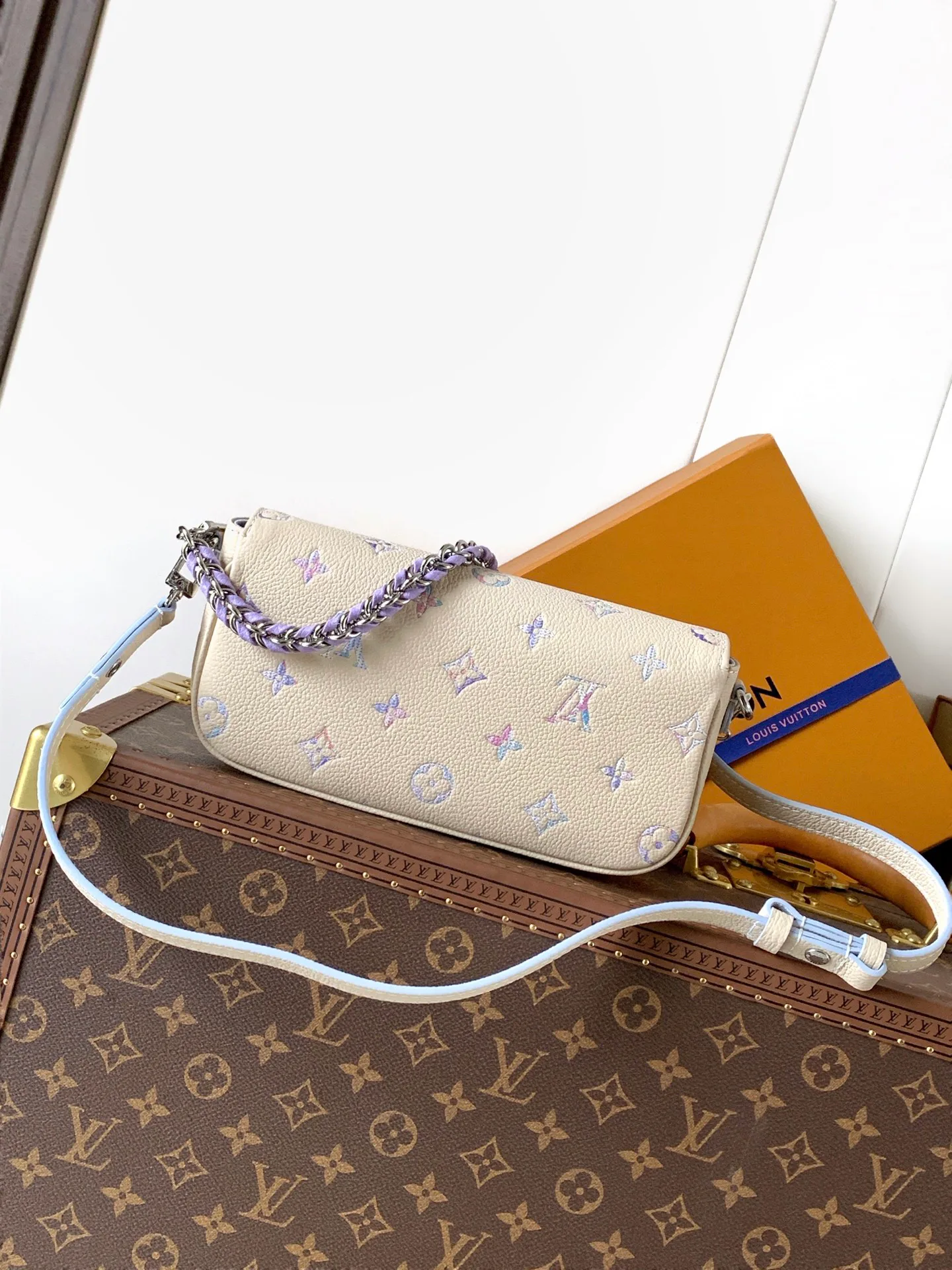 Women's Shoulder Bags LOUIS VUITTON 17949173