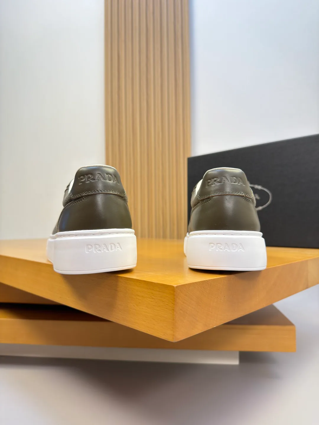 Кроссовки Женские Prada 18666894
