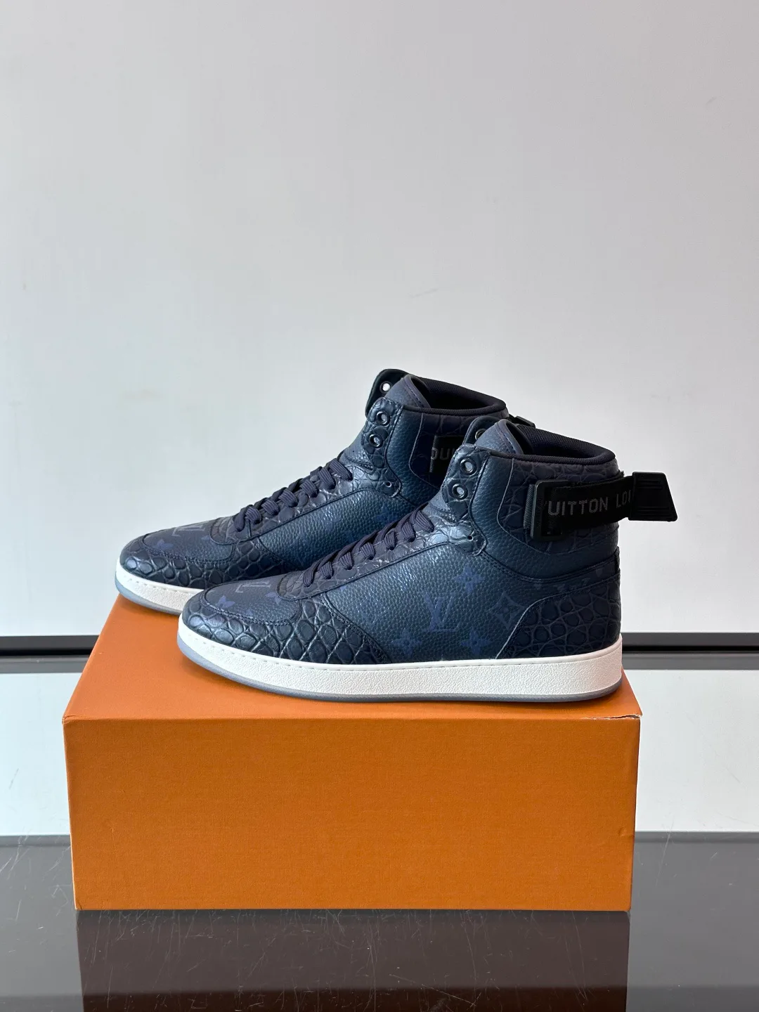 Men's Sneakers LOUIS VUITTON 18400603