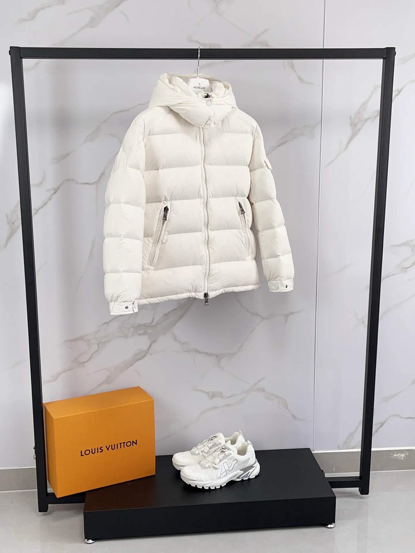 Women's Jackets And Down Jackets MONCLER 18391727