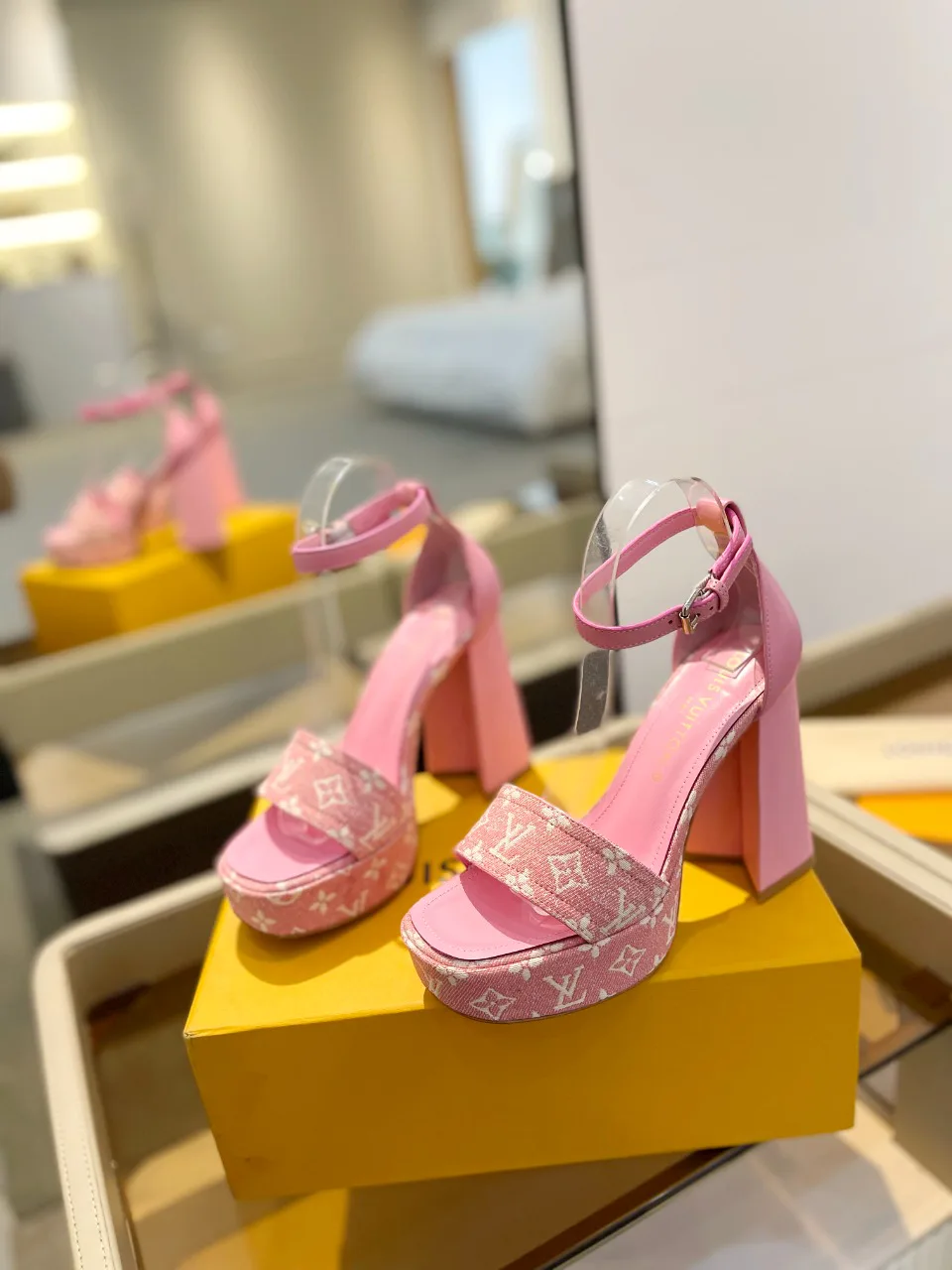 Women's Open-Toe Sandals LOUIS VUITTON 17946838