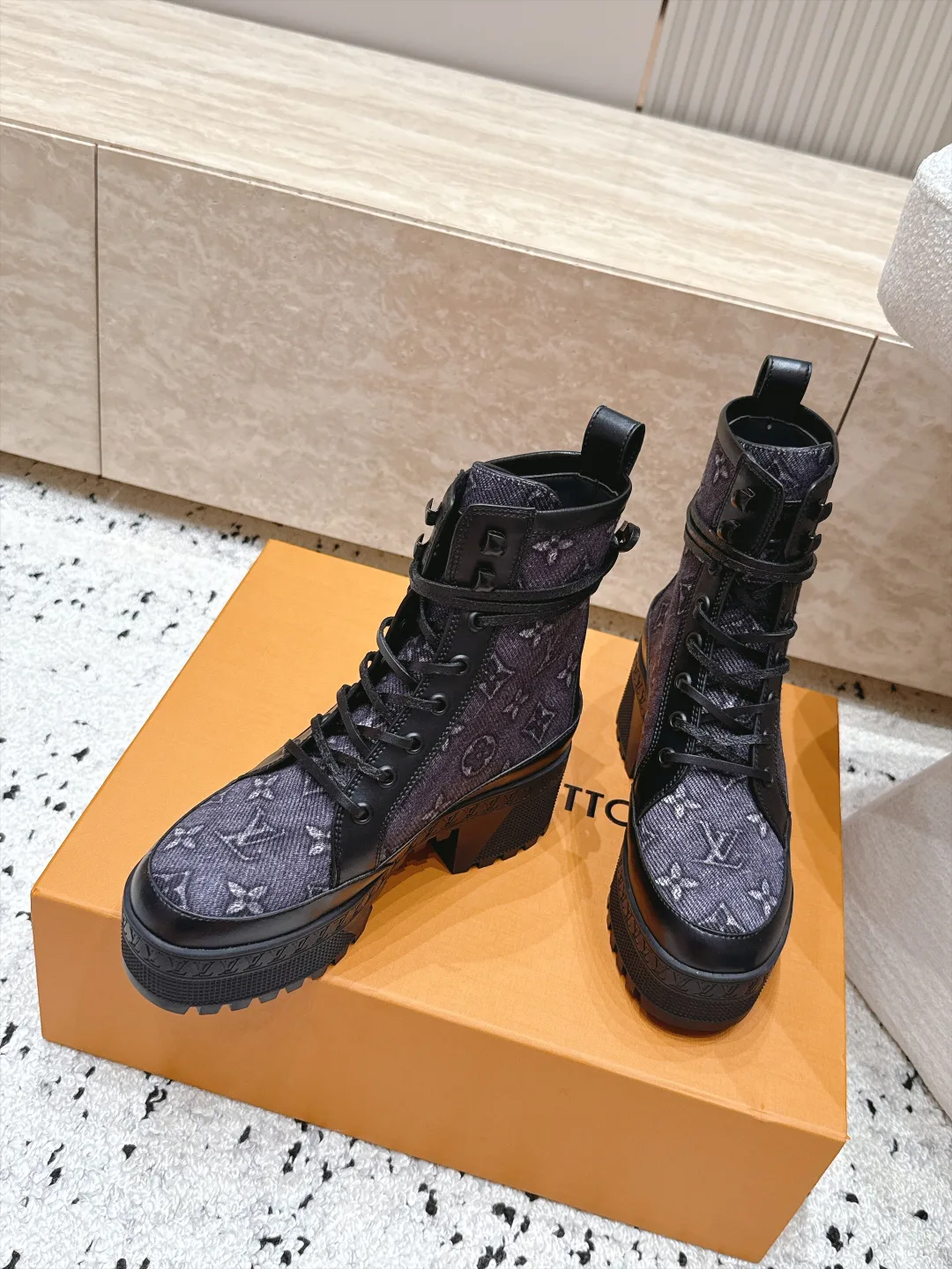 Ботинки Женские Louis Vuitton 18636717