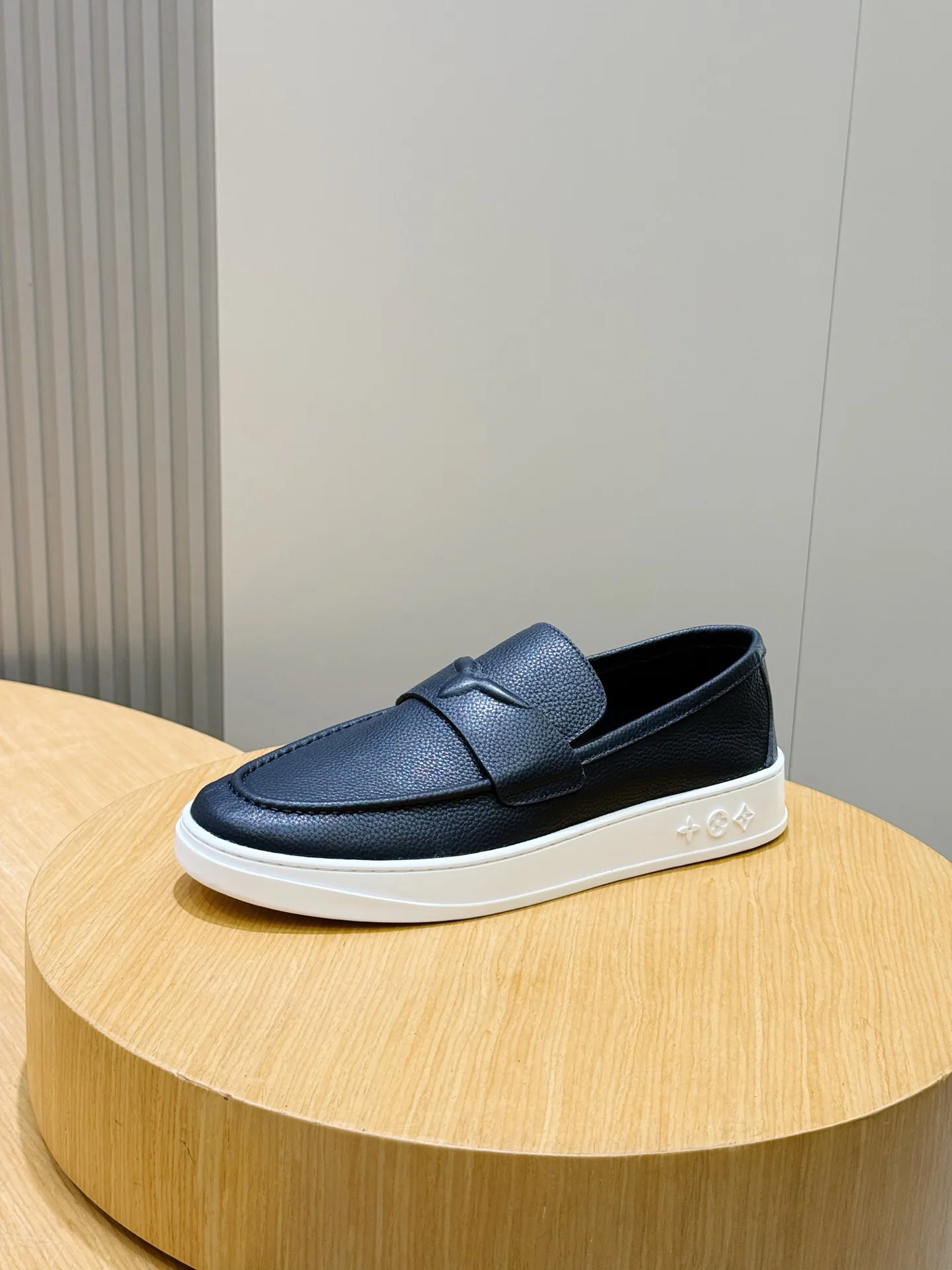 Women's Loafers And Moccasins LOUIS VUITTON 17941012