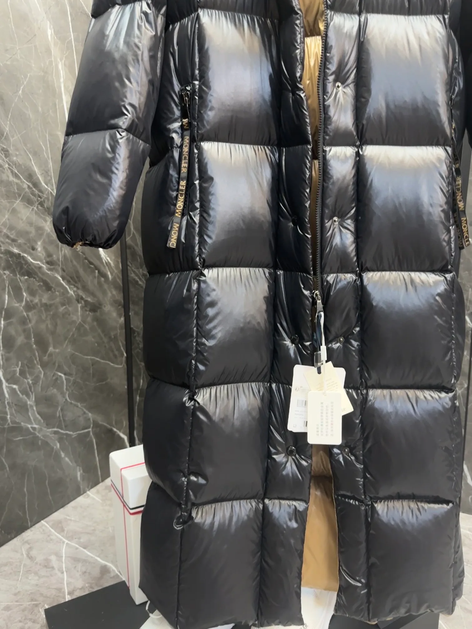 Women's Jackets And Down Jackets MONCLER 18443643
