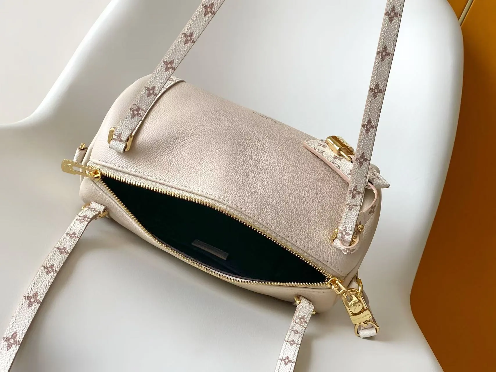 Women's Classic Handbags LOUIS VUITTON 17813547
