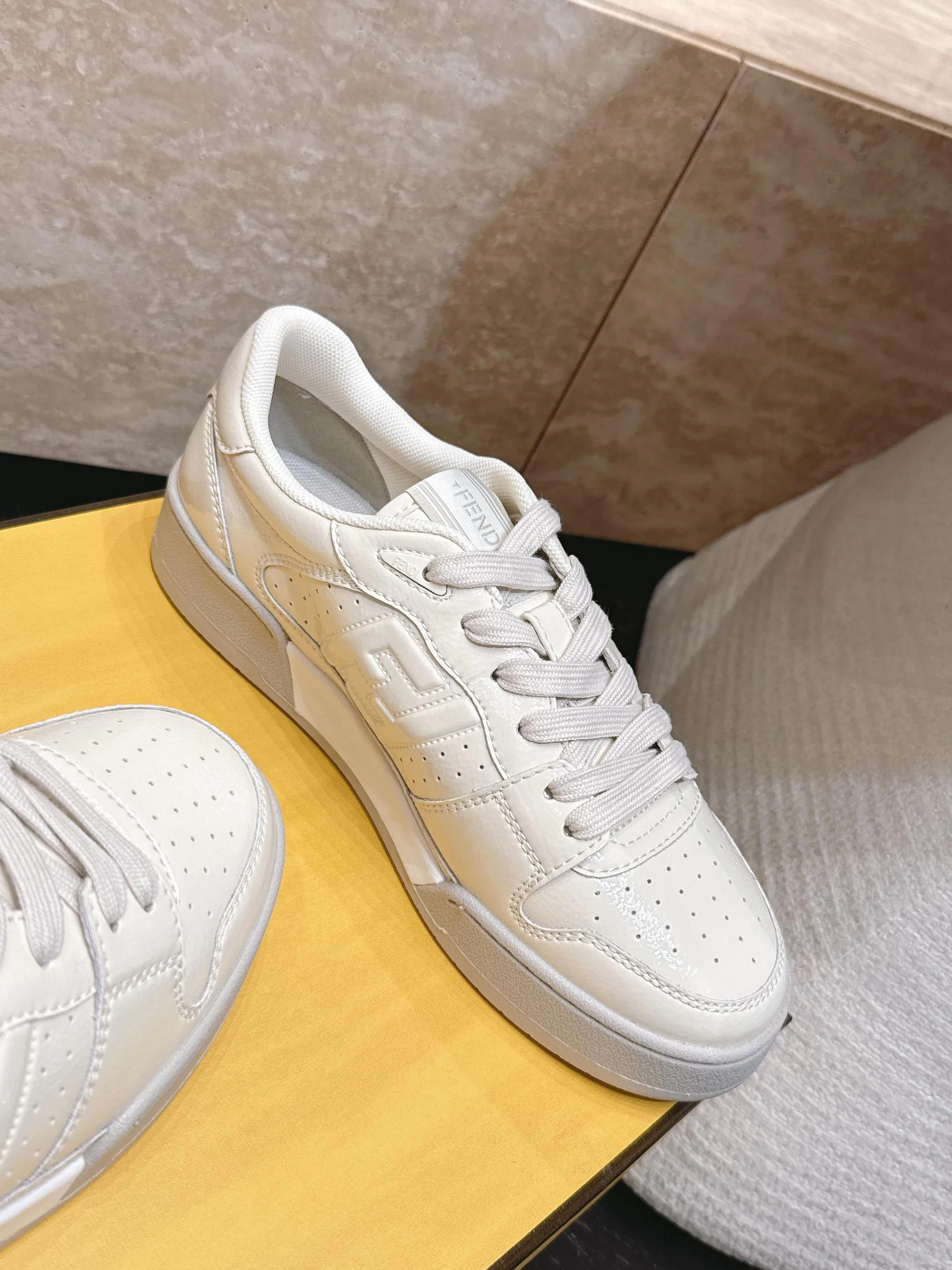 Women's Sneakers FENDI 17682039