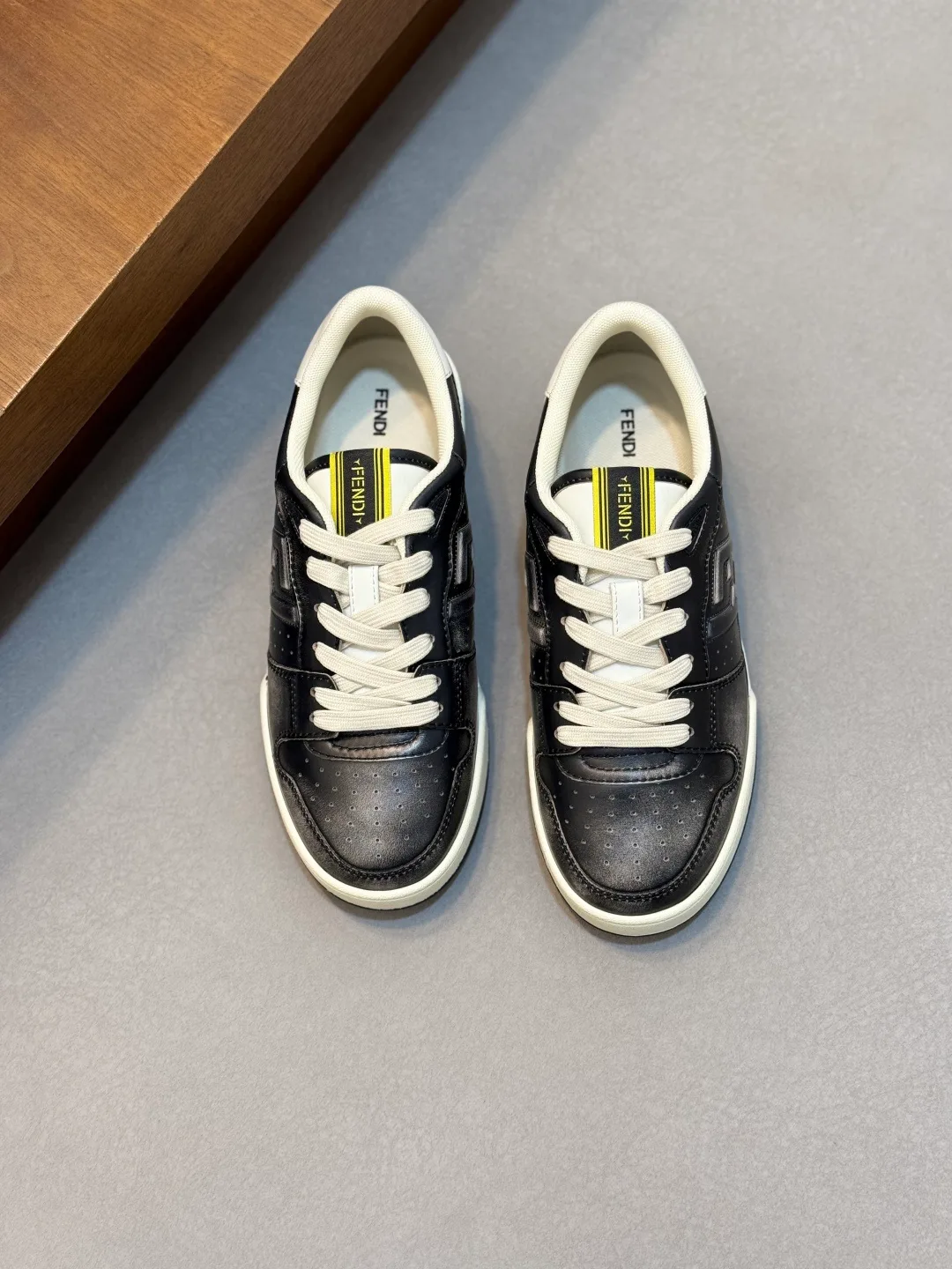 Women's Sneakers FENDI 18116600