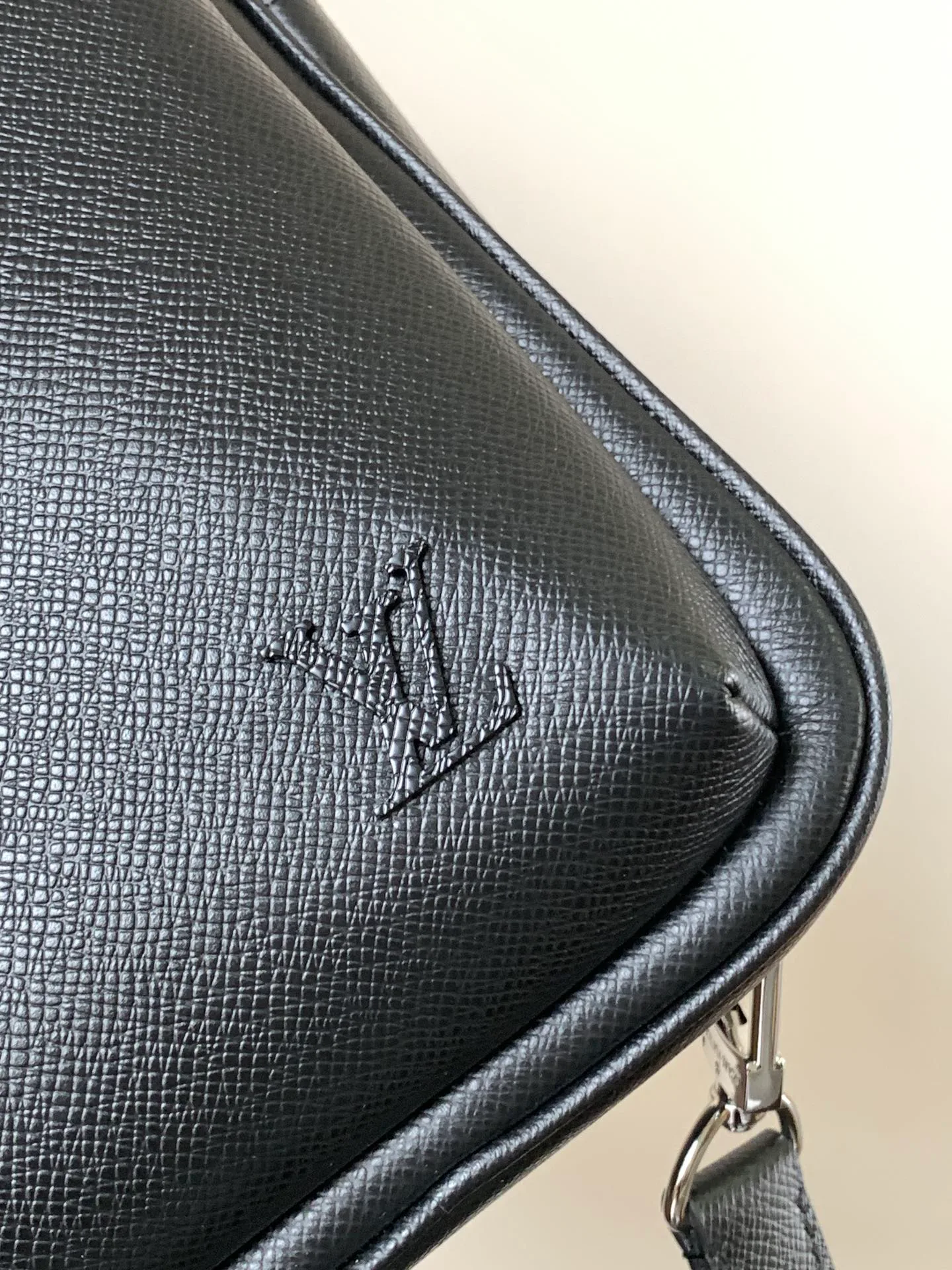 Women's Shoulder Bags LOUIS VUITTON 17948721