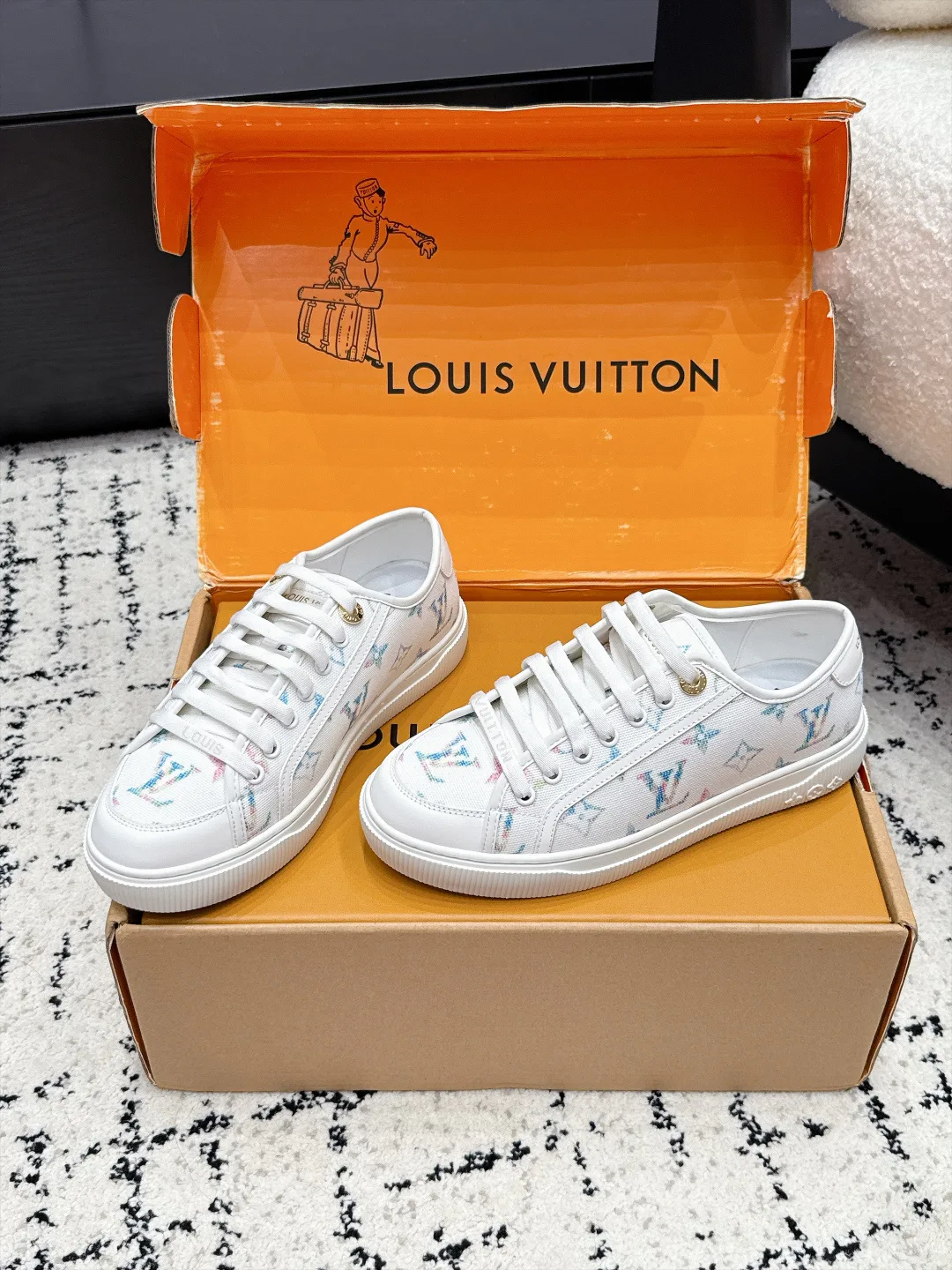 Women's Sneakers LOUIS VUITTON 18124797