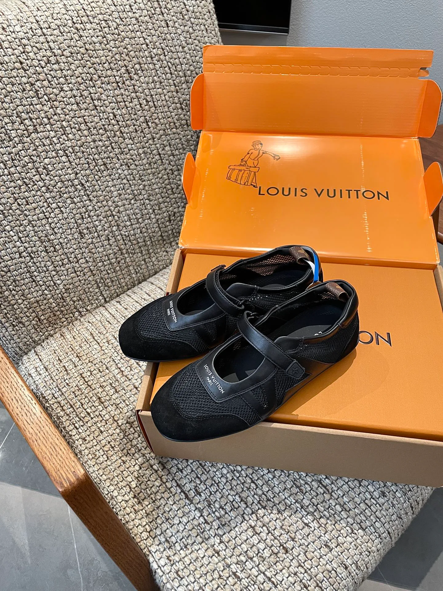 Women's Sneakers LOUIS VUITTON 18209167