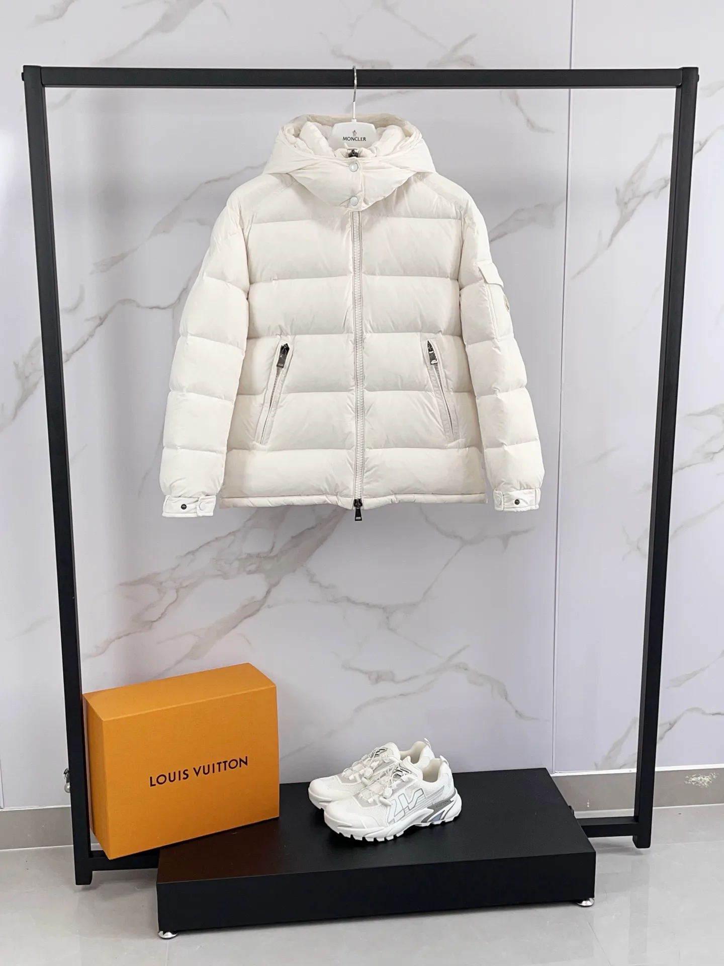 Women's Jackets And Down Jackets MONCLER 18391727