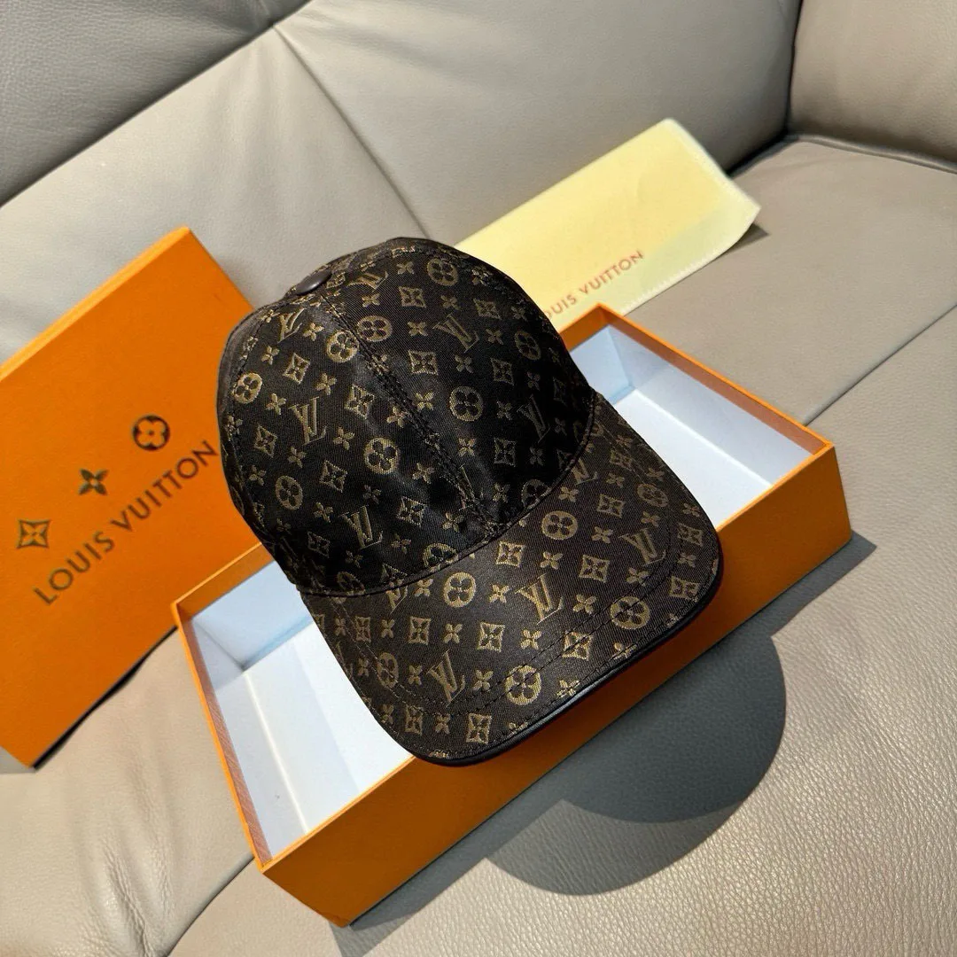 Hats LOUIS VUITTON 18347072