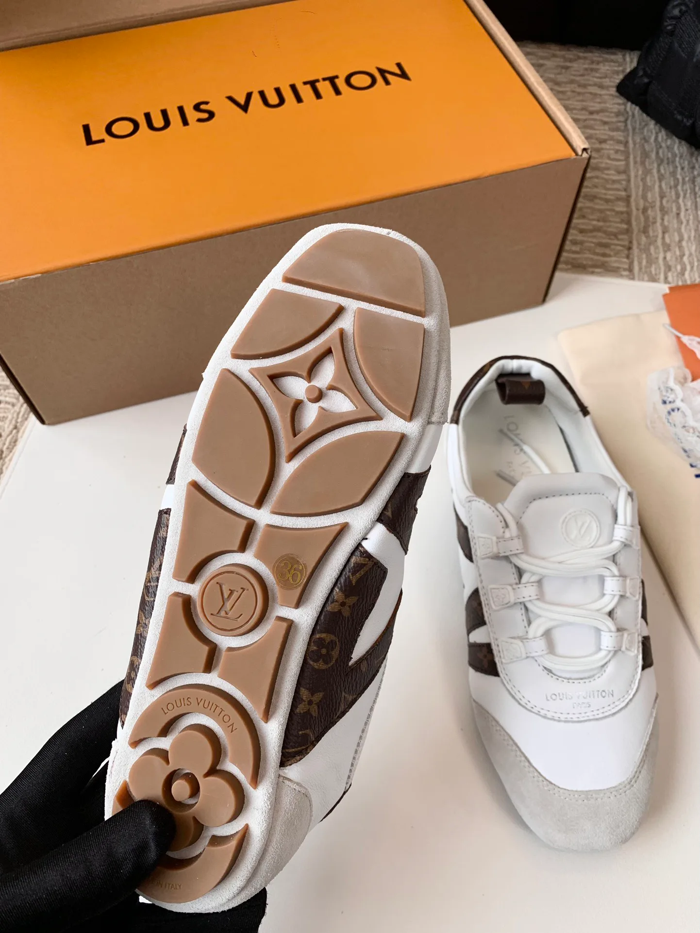 Women's Sneakers LOUIS VUITTON 17753808