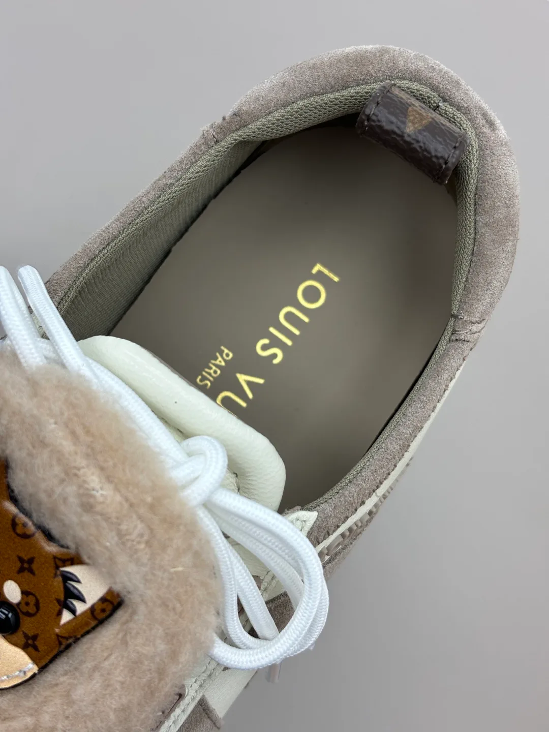 Women's Sneakers LOUIS VUITTON 18006205