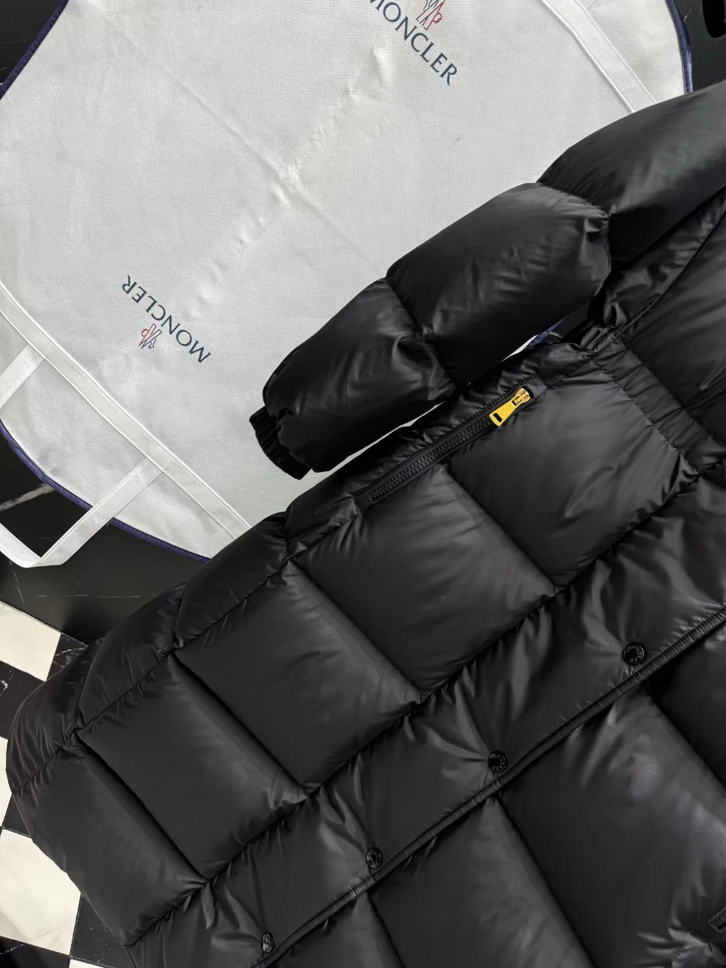 Women's Jackets And Down Jackets MONCLER 17810374