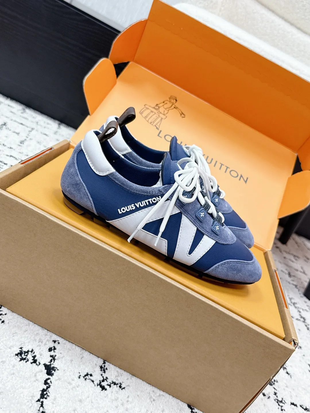 Women's Sneakers LOUIS VUITTON 18409649