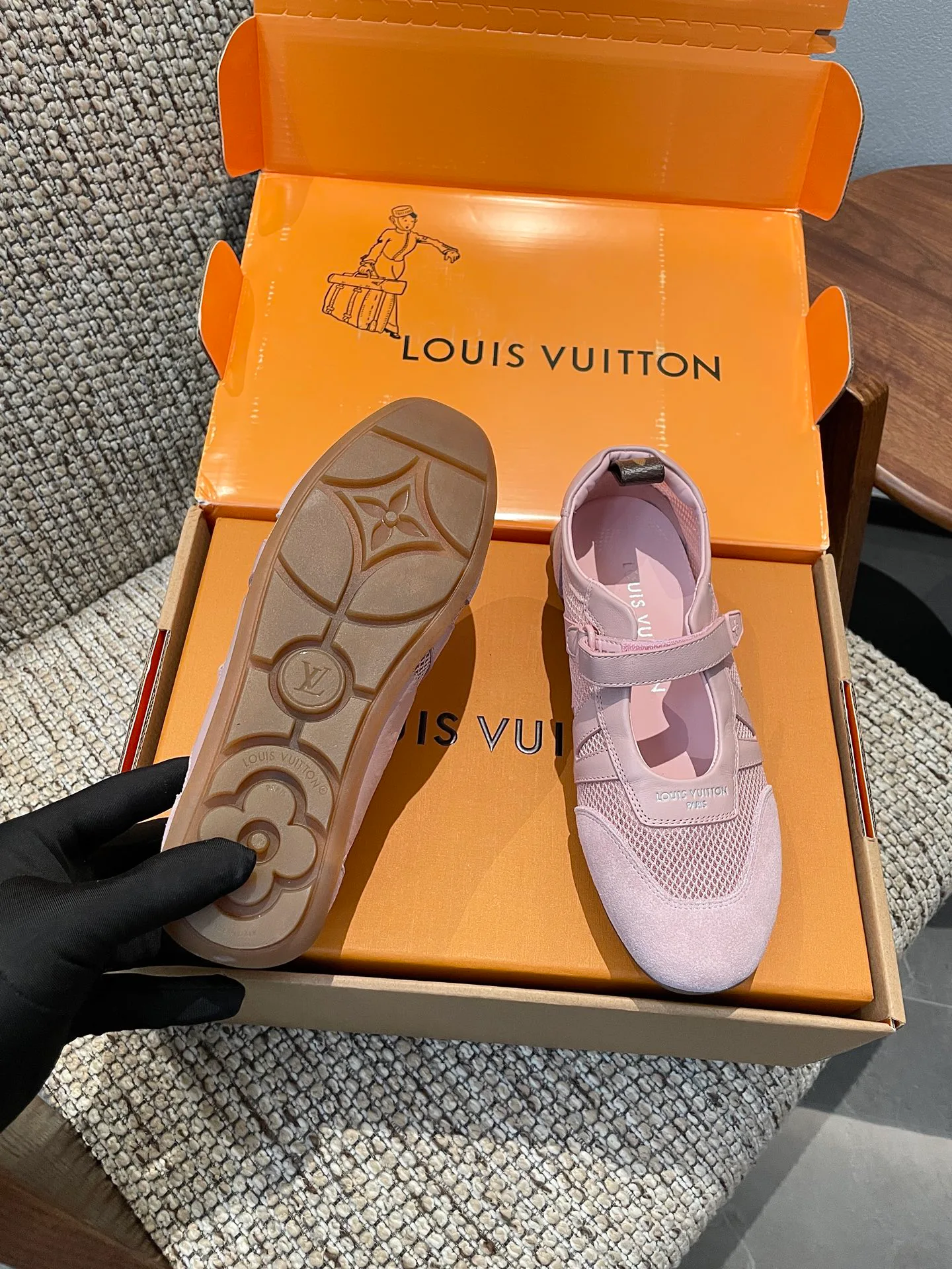 Women's Sneakers LOUIS VUITTON 18209171