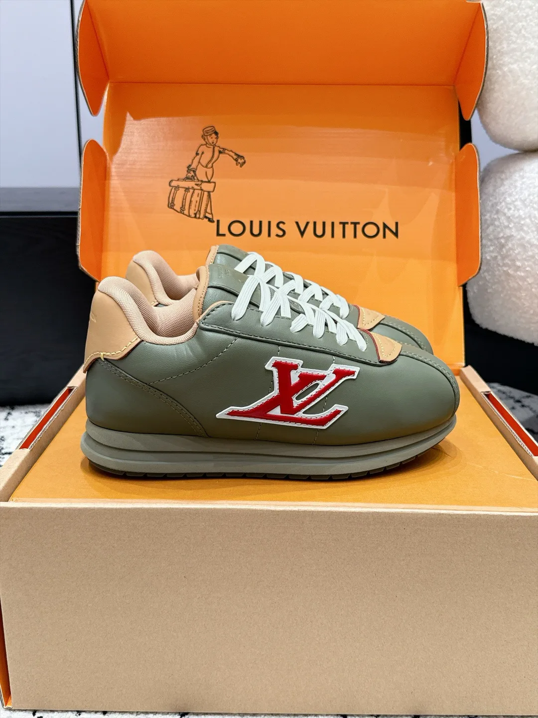 Women's Sneakers LOUIS VUITTON 18406493