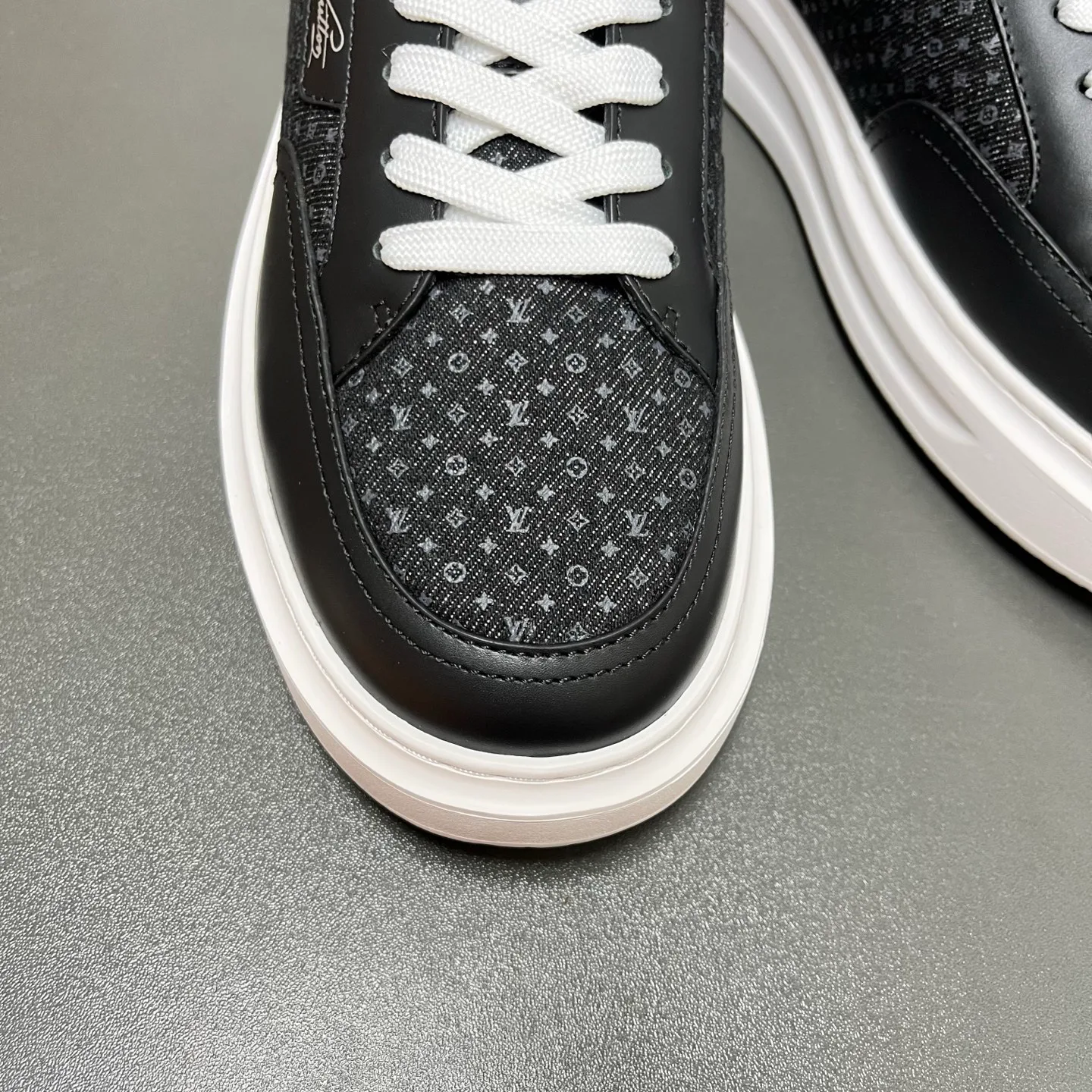 Men's Sneakers LOUIS VUITTON 18500171
