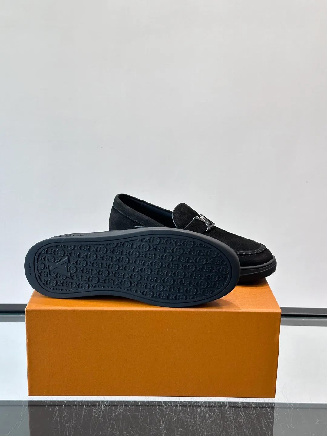 Men's Loafers And Dress Shoes LOUIS VUITTON 17411068