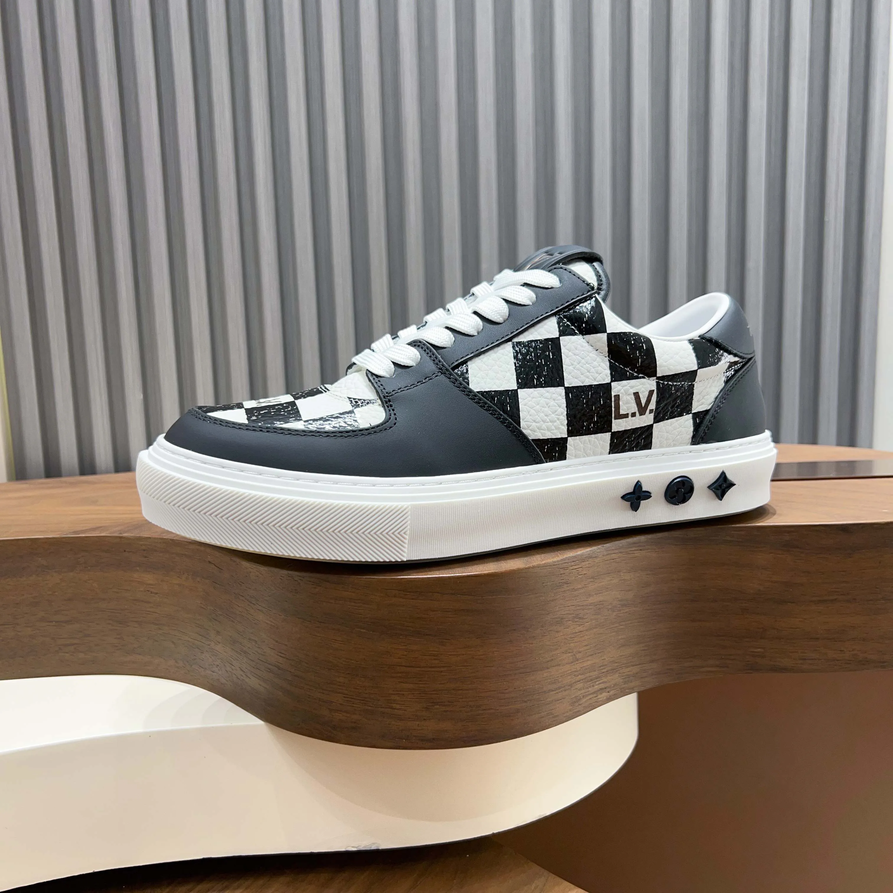 Men's Sneakers LOUIS VUITTON 18117103