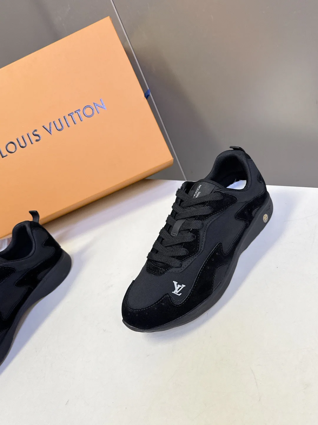 Men's Sneakers LOUIS VUITTON 18404688