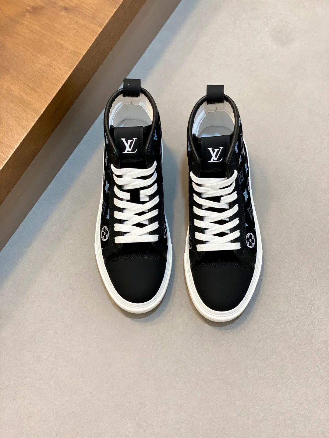 Men's Sneakers LOUIS VUITTON 18363475