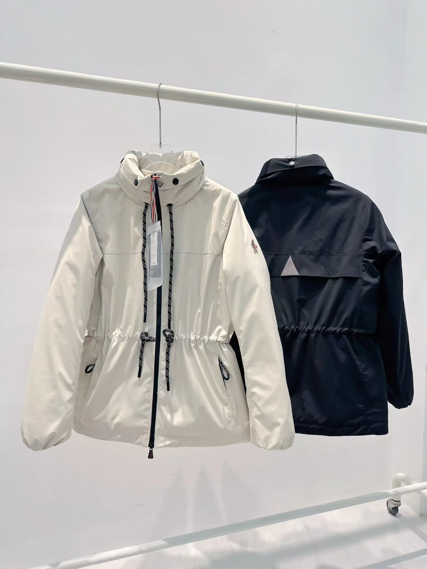 Women's Jackets And Down Jackets MONCLER 18374113