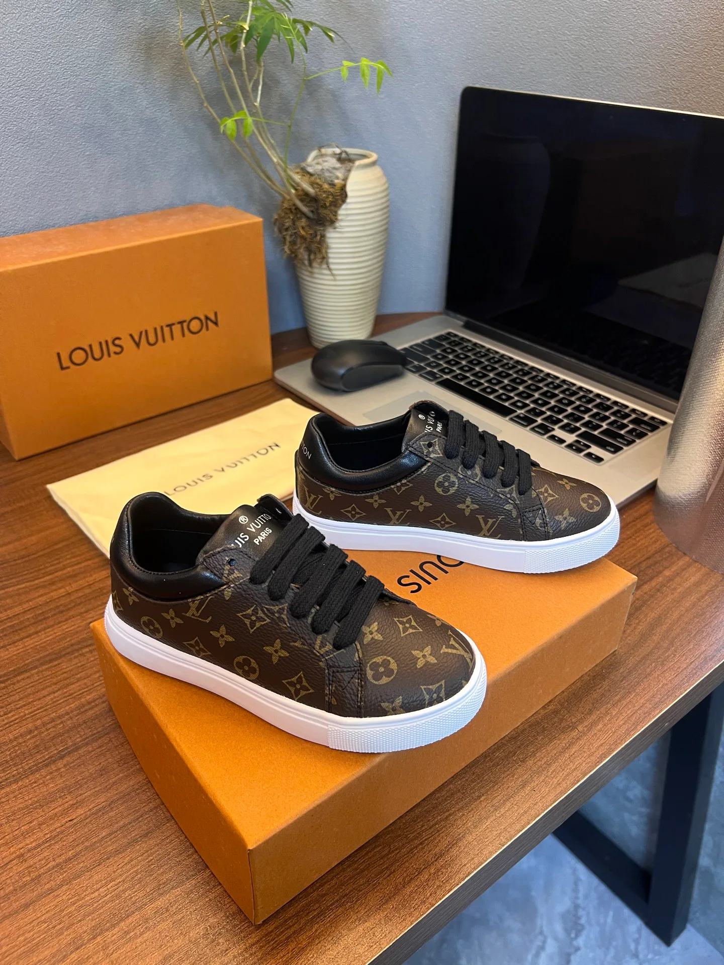 Women's Sneakers LOUIS VUITTON 18077535