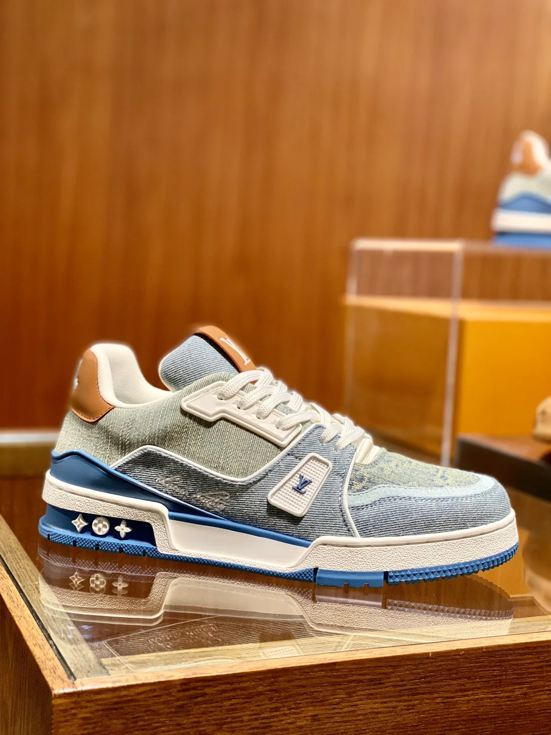 Women's Sneakers LOUIS VUITTON 17399408