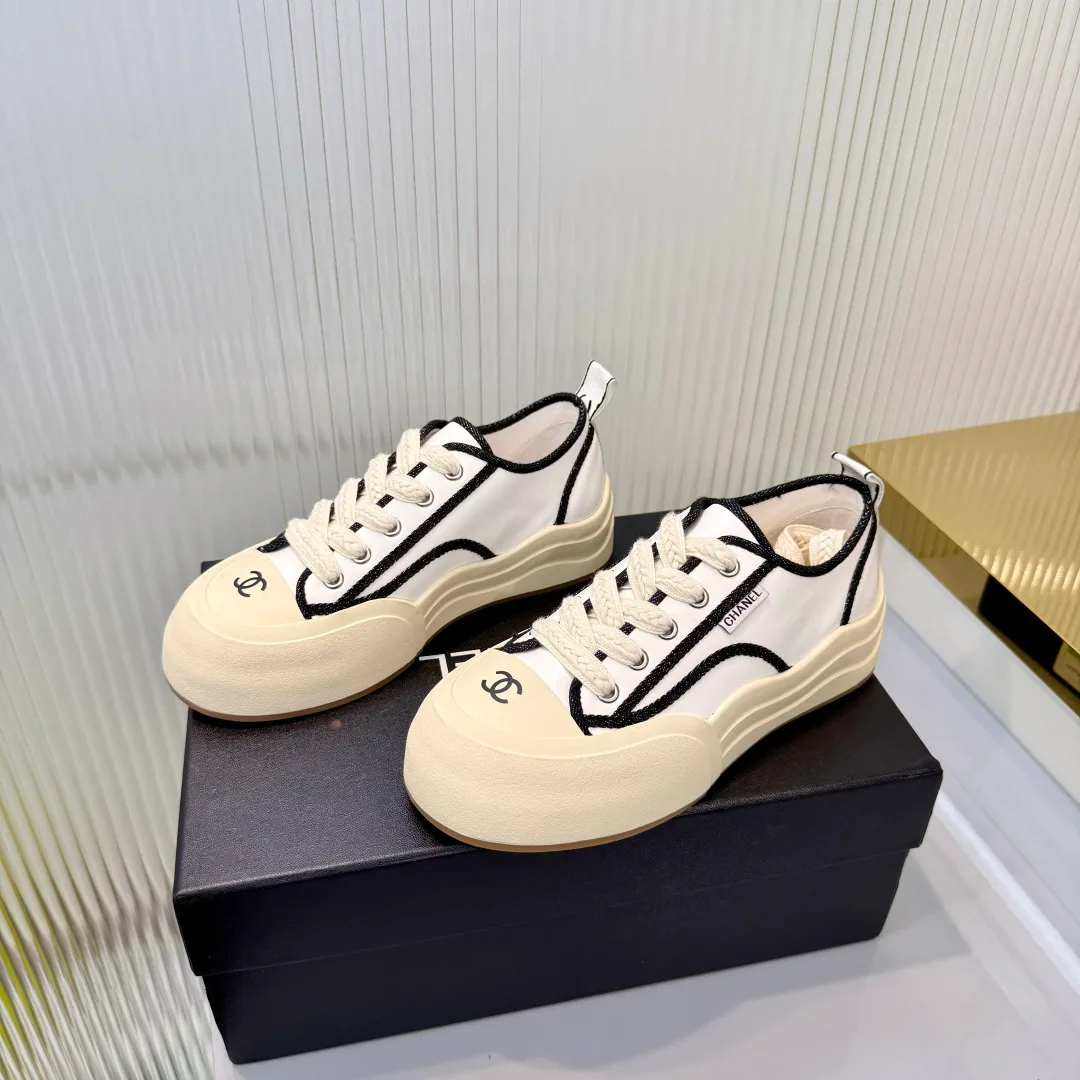 Women's Sneakers CHANEL 18366984