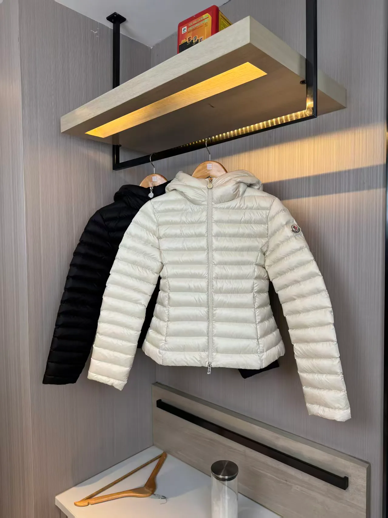 Women's Jackets And Down Jackets MONCLER 18131393