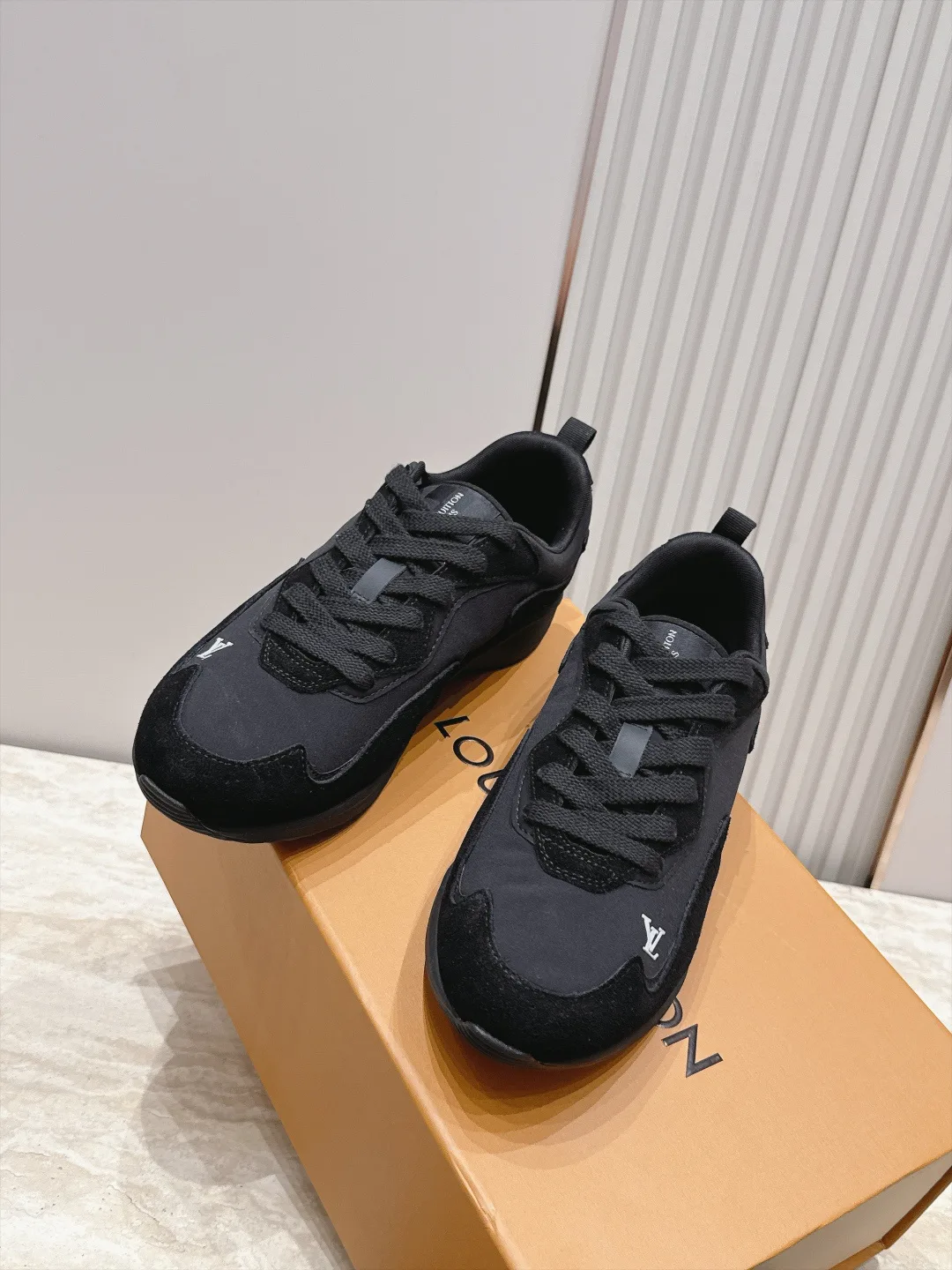 Men's Sneakers LOUIS VUITTON 17946647