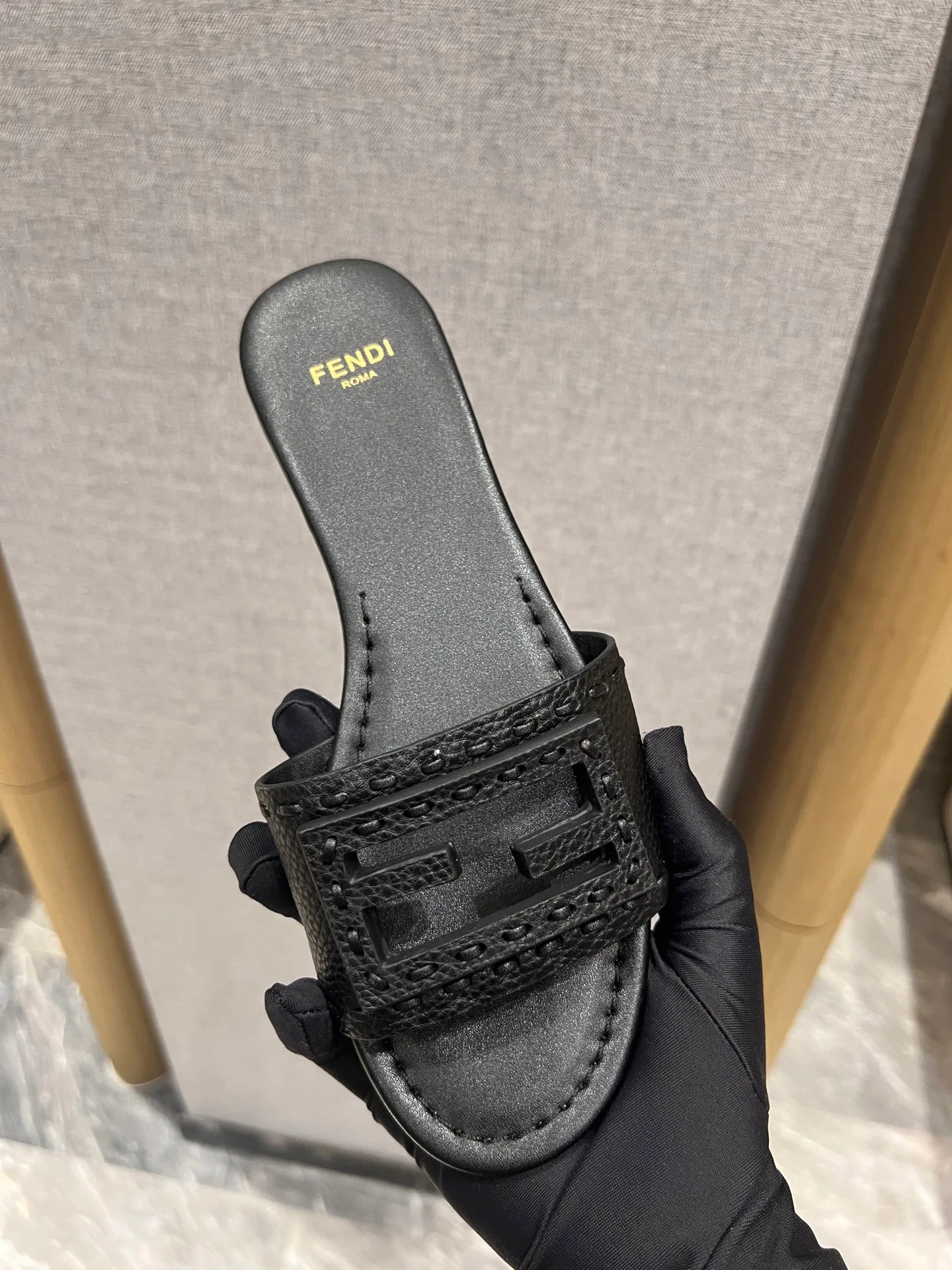 Women's Flip-Flops FENDI 17594293