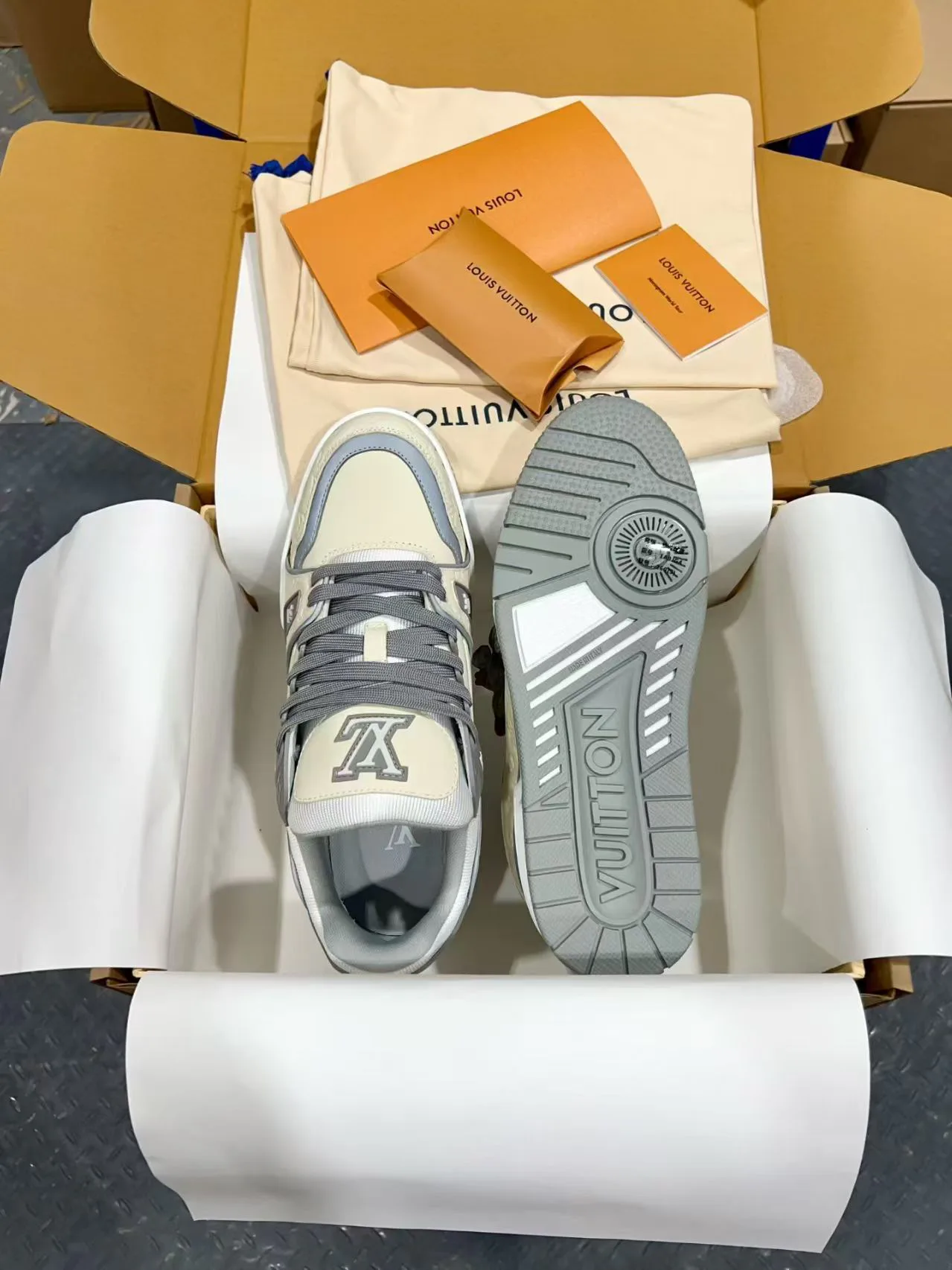 Men's Sneakers LOUIS VUITTON 18170754