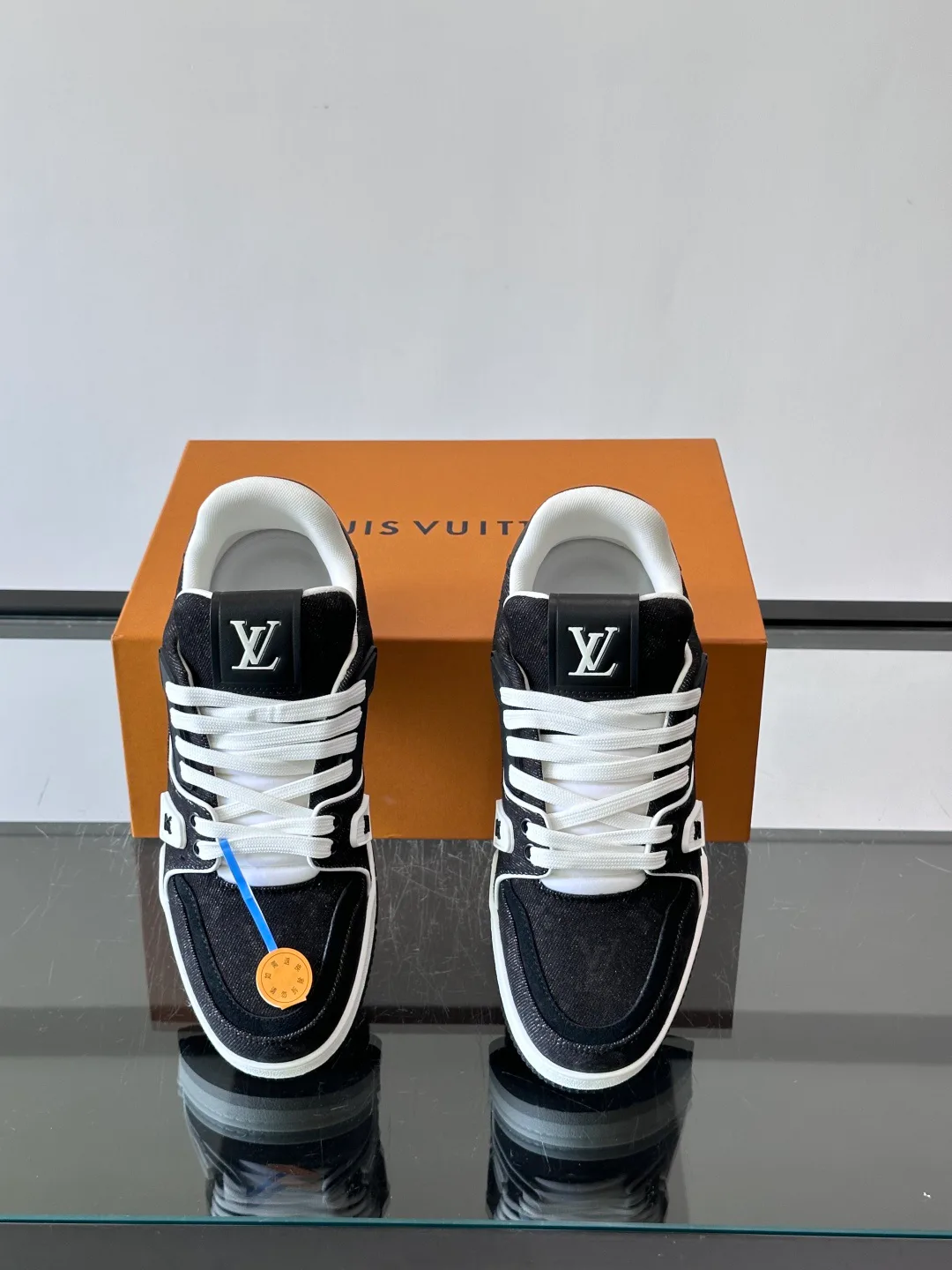 Women's Sneakers LOUIS VUITTON 18297327