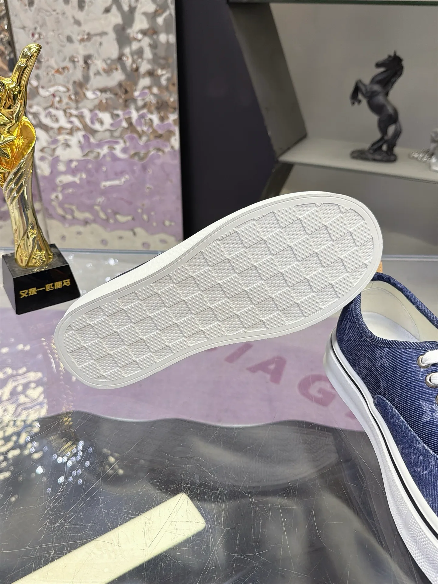 Women's Sneakers LOUIS VUITTON 17930905