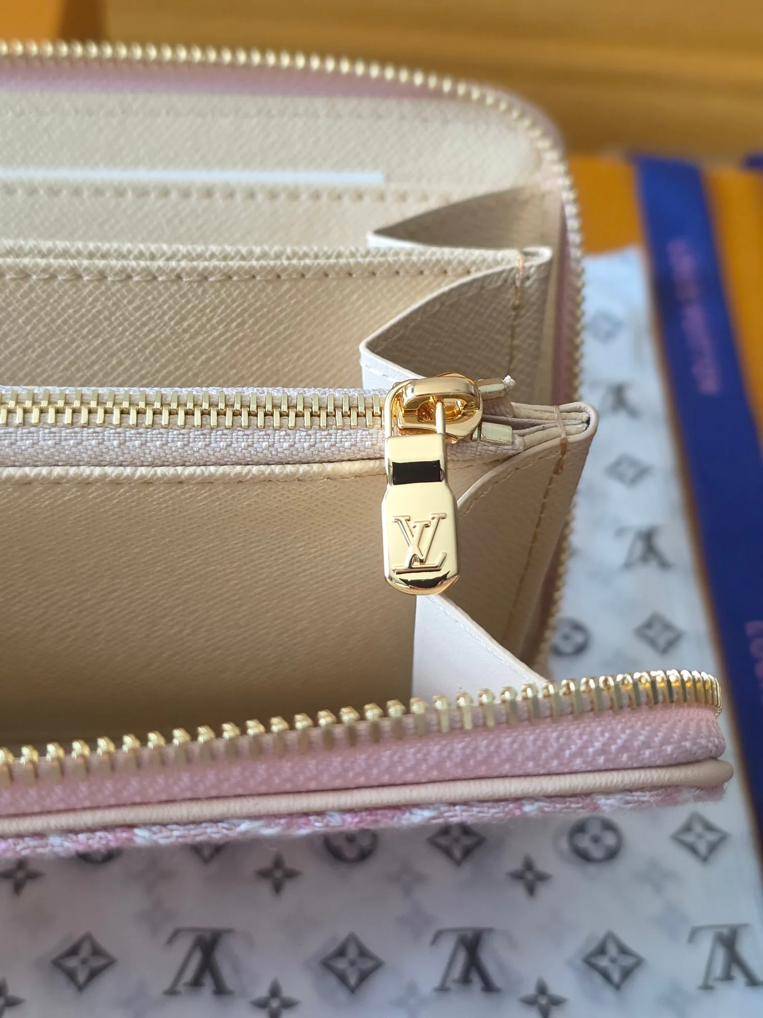 Women's Clutches LOUIS VUITTON 18391185