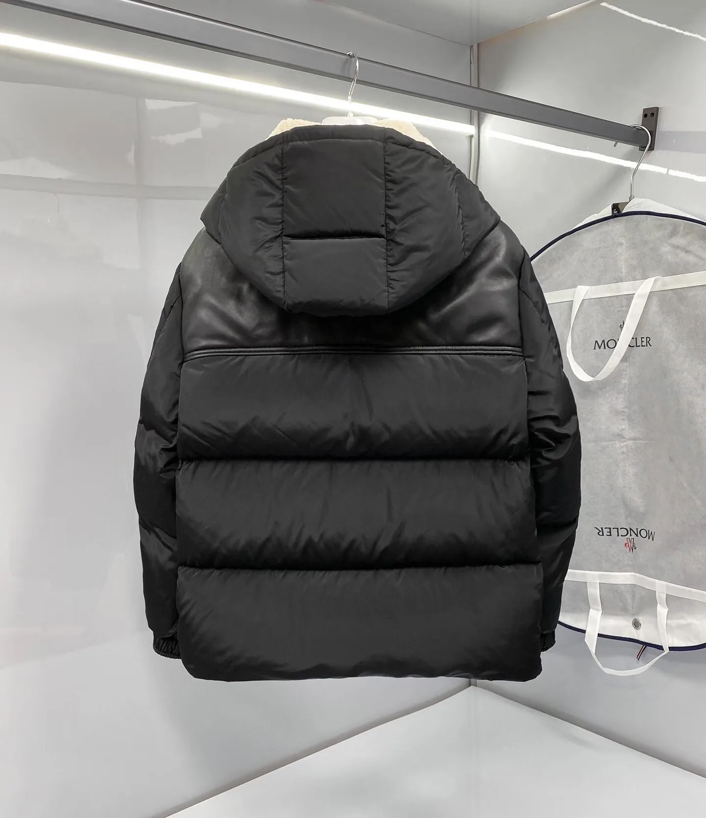 Women's Jackets And Down Jackets MONCLER 17964559