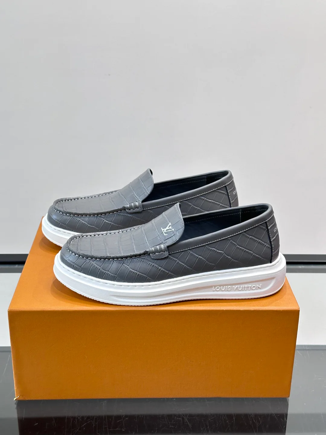 Men's Loafers And Dress Shoes LOUIS VUITTON 17806104