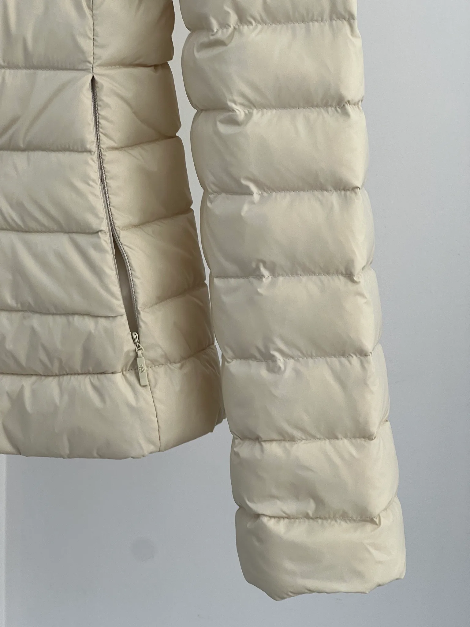 Women's Jackets And Down Jackets MONCLER 18416157