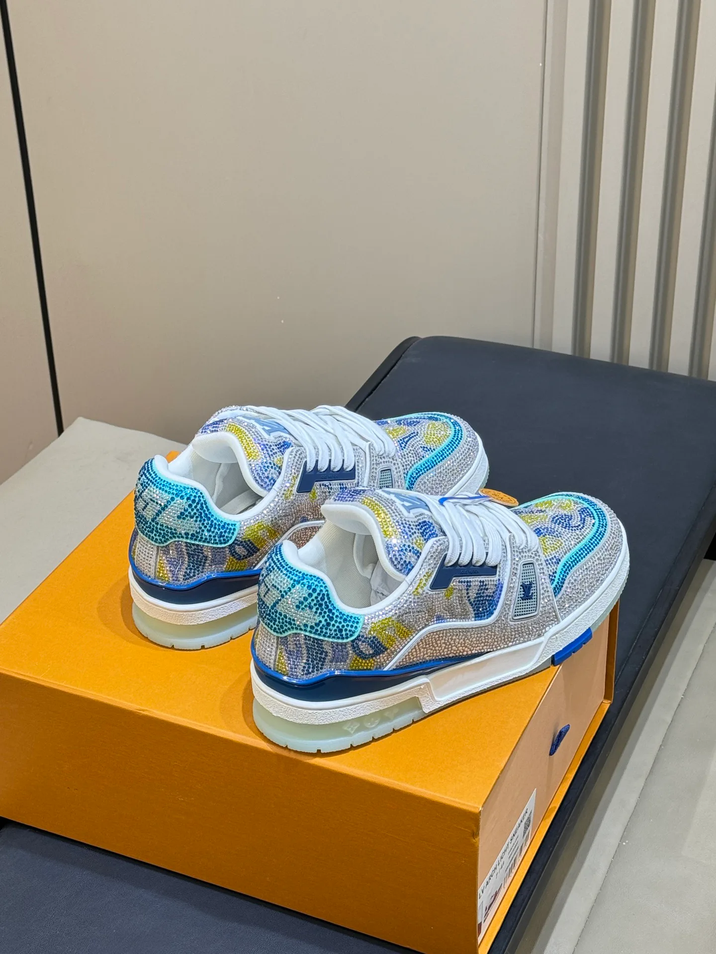 Women's Sneakers LOUIS VUITTON 18073565