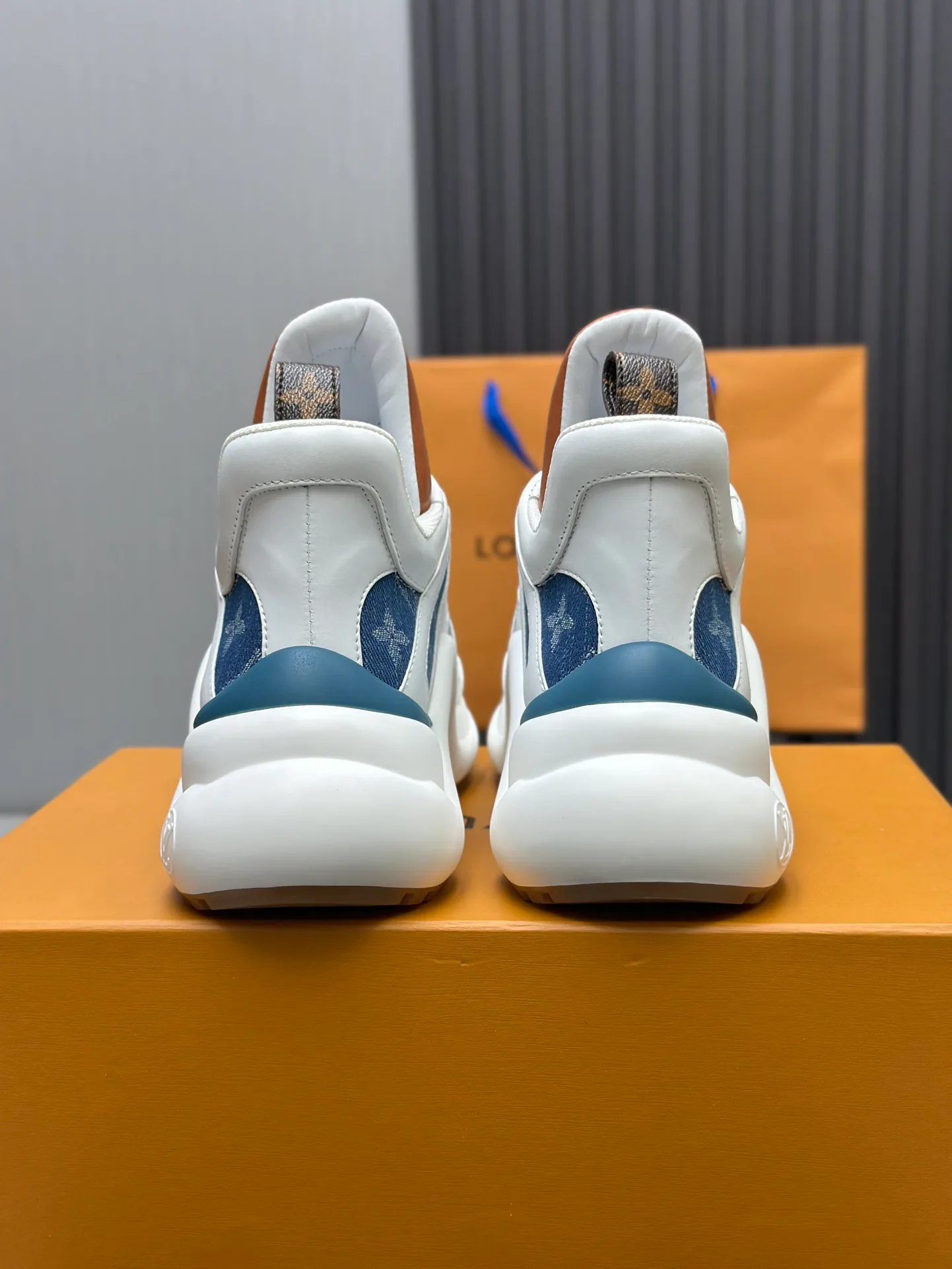 Women's Sneakers LOUIS VUITTON 18212002
