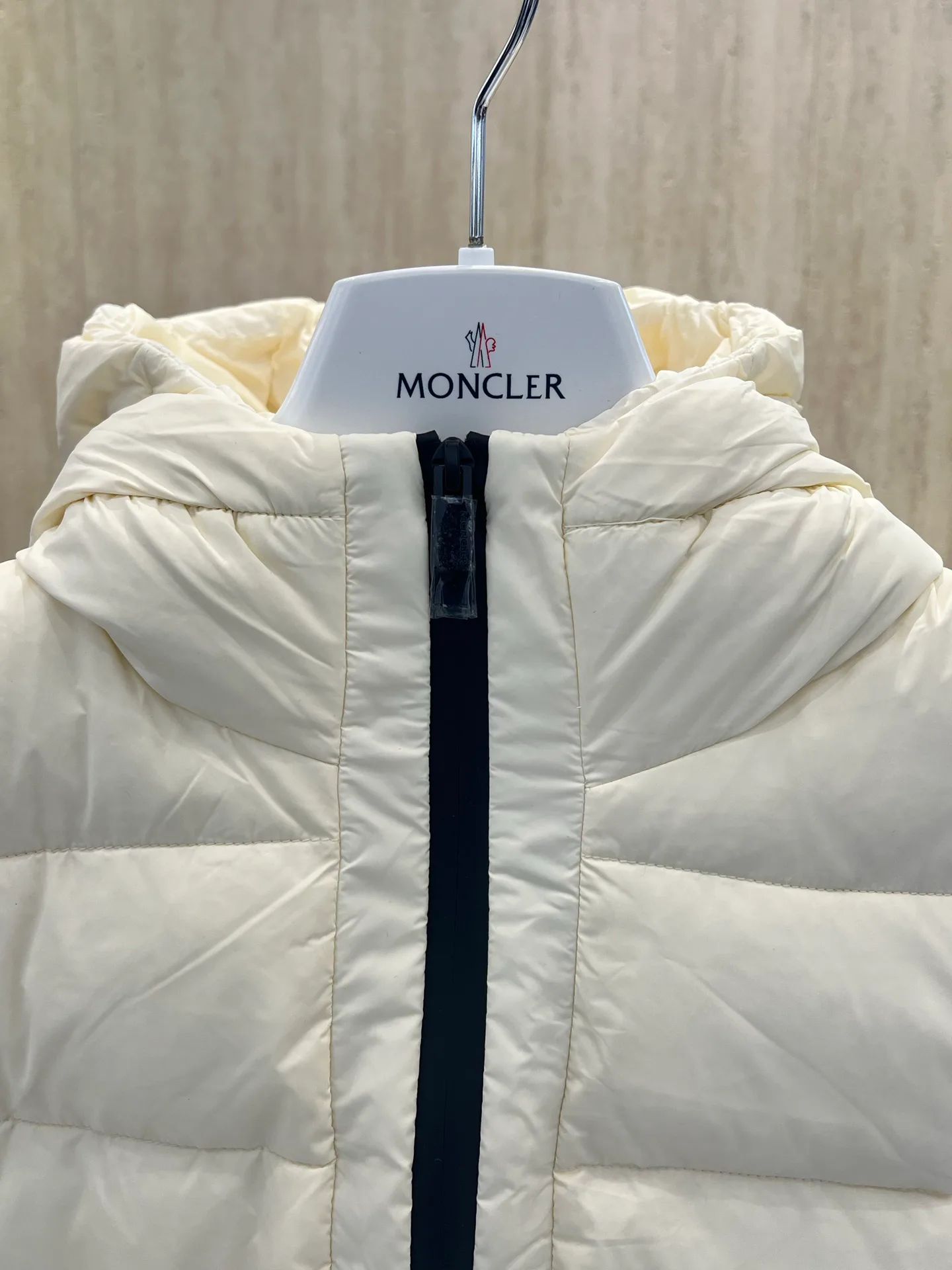 Women's Jackets And Down Jackets MONCLER 18302919