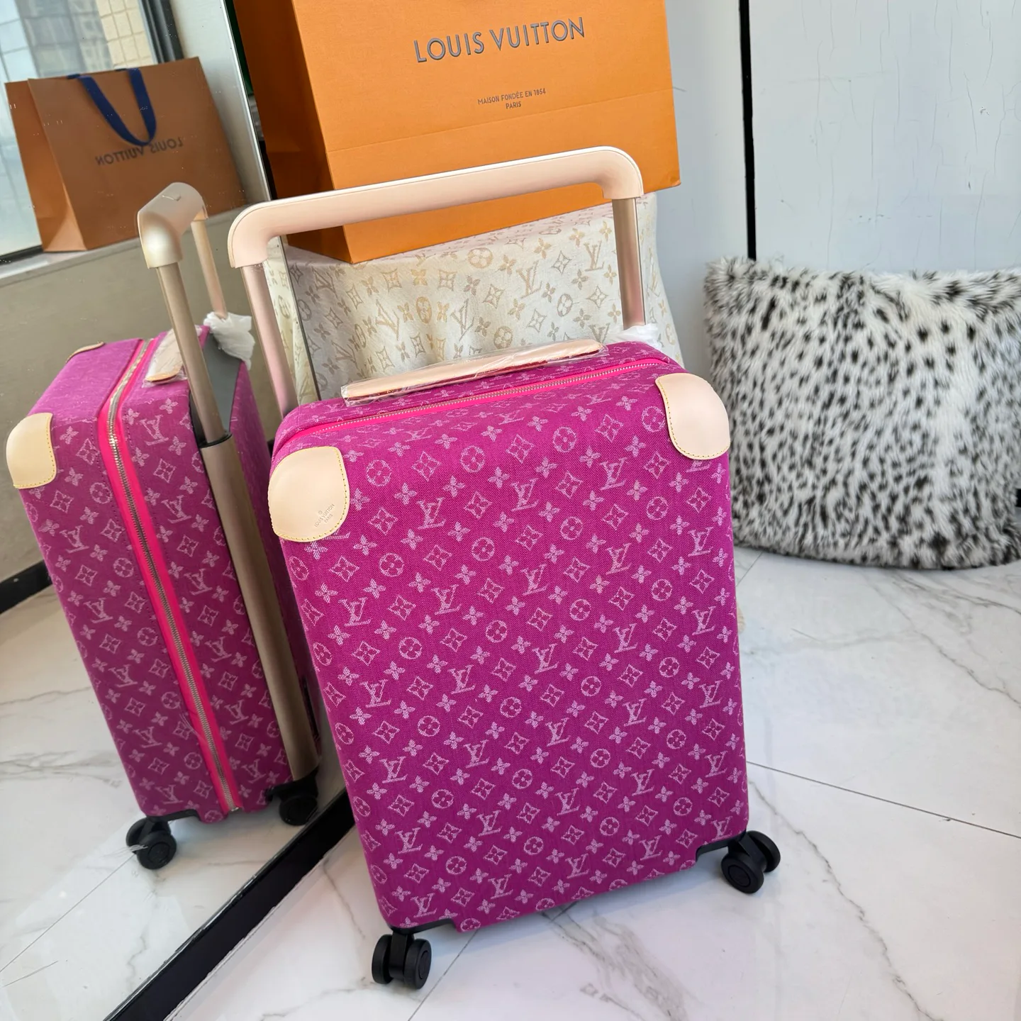 Suitcases LOUIS VUITTON 17675226